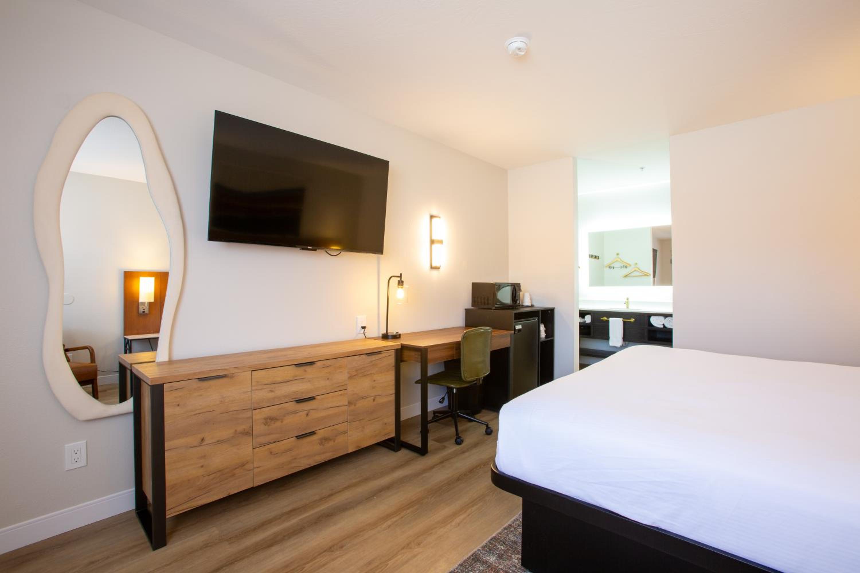King Room - Non-Smoking - Photo 3