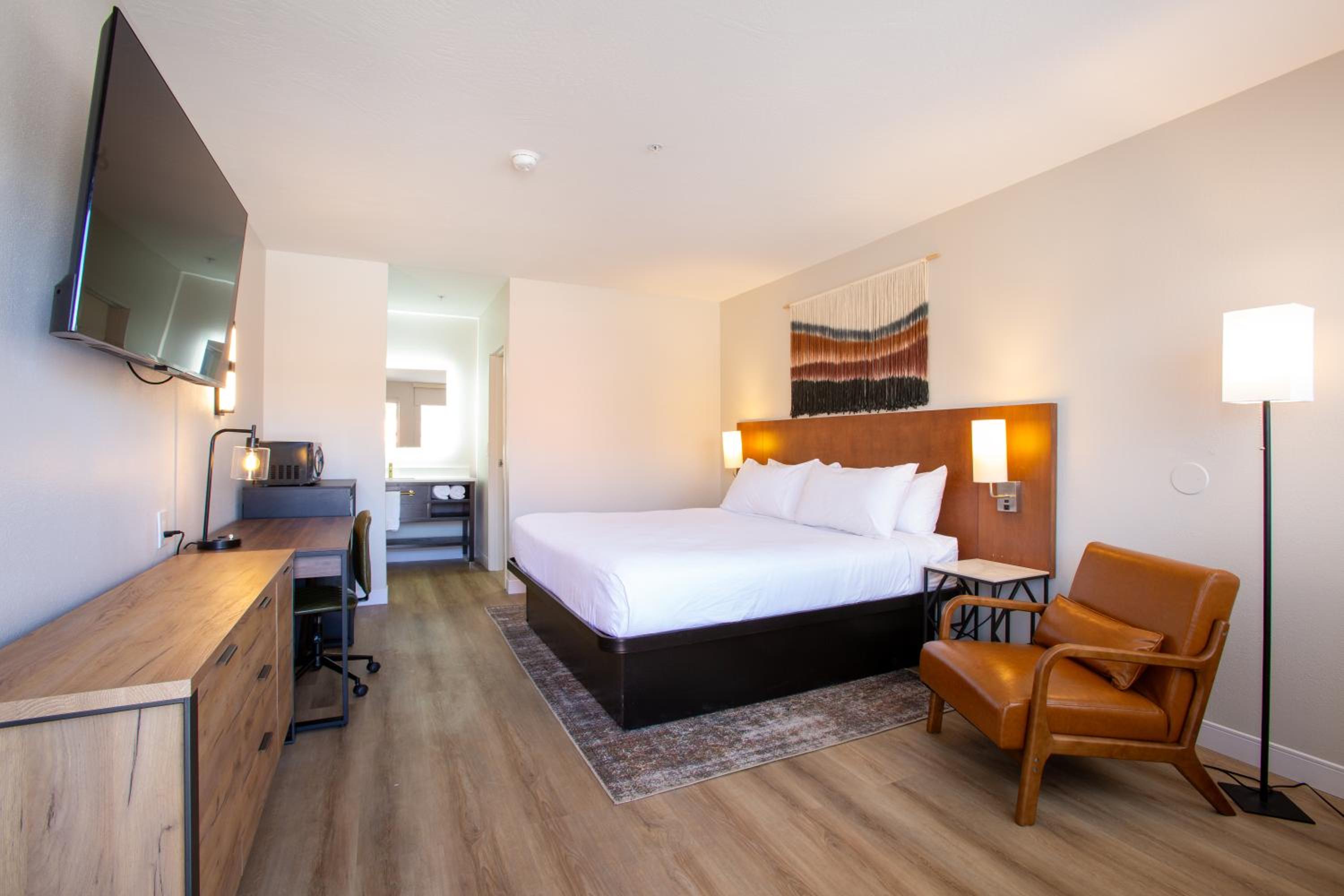 King Room with Roll-in Shower - Mobility Access/Non-Smoking - Photo 3