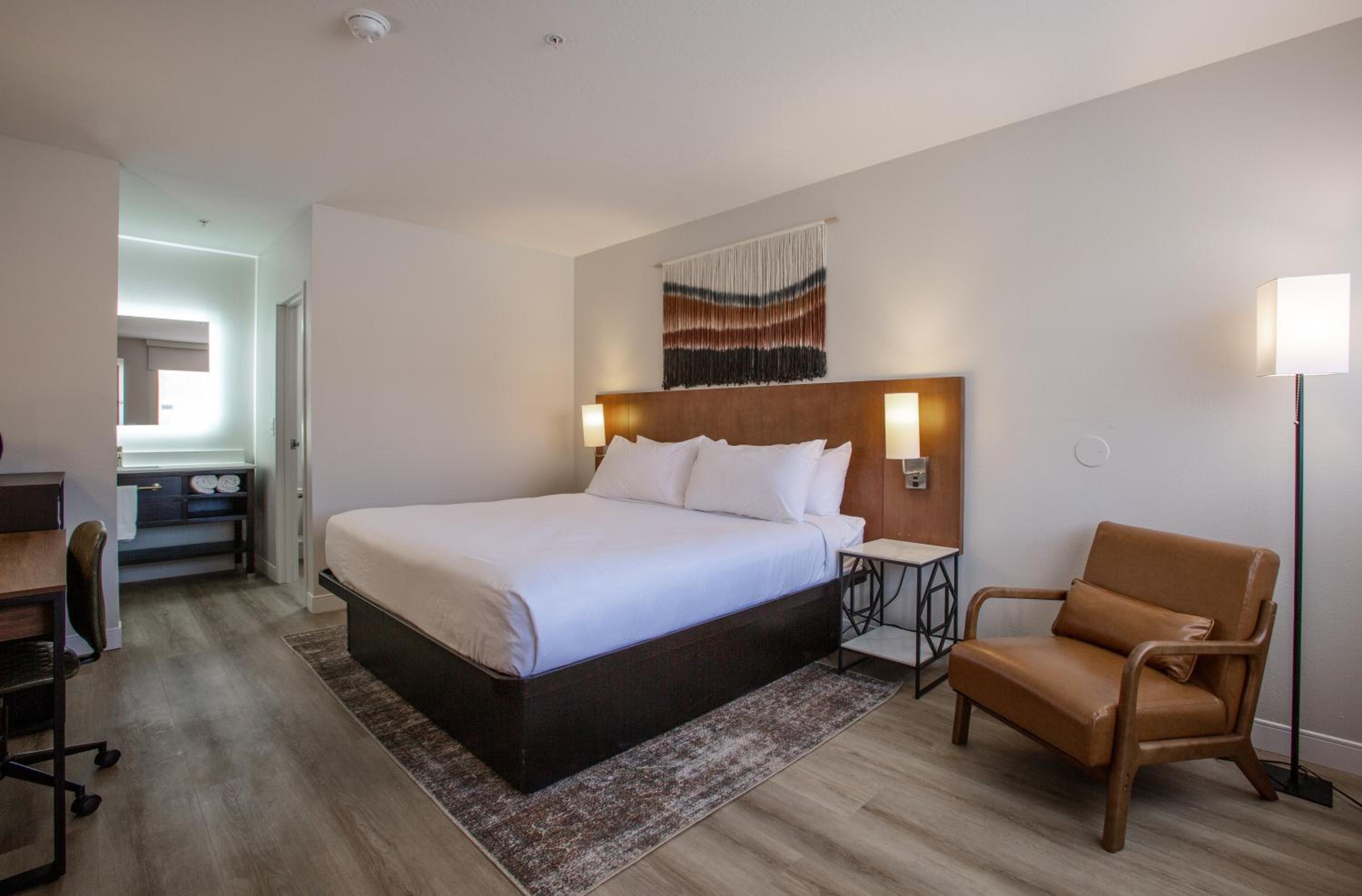 King Room with Roll-in Shower - Mobility Access/Non-Smoking - Photo 11