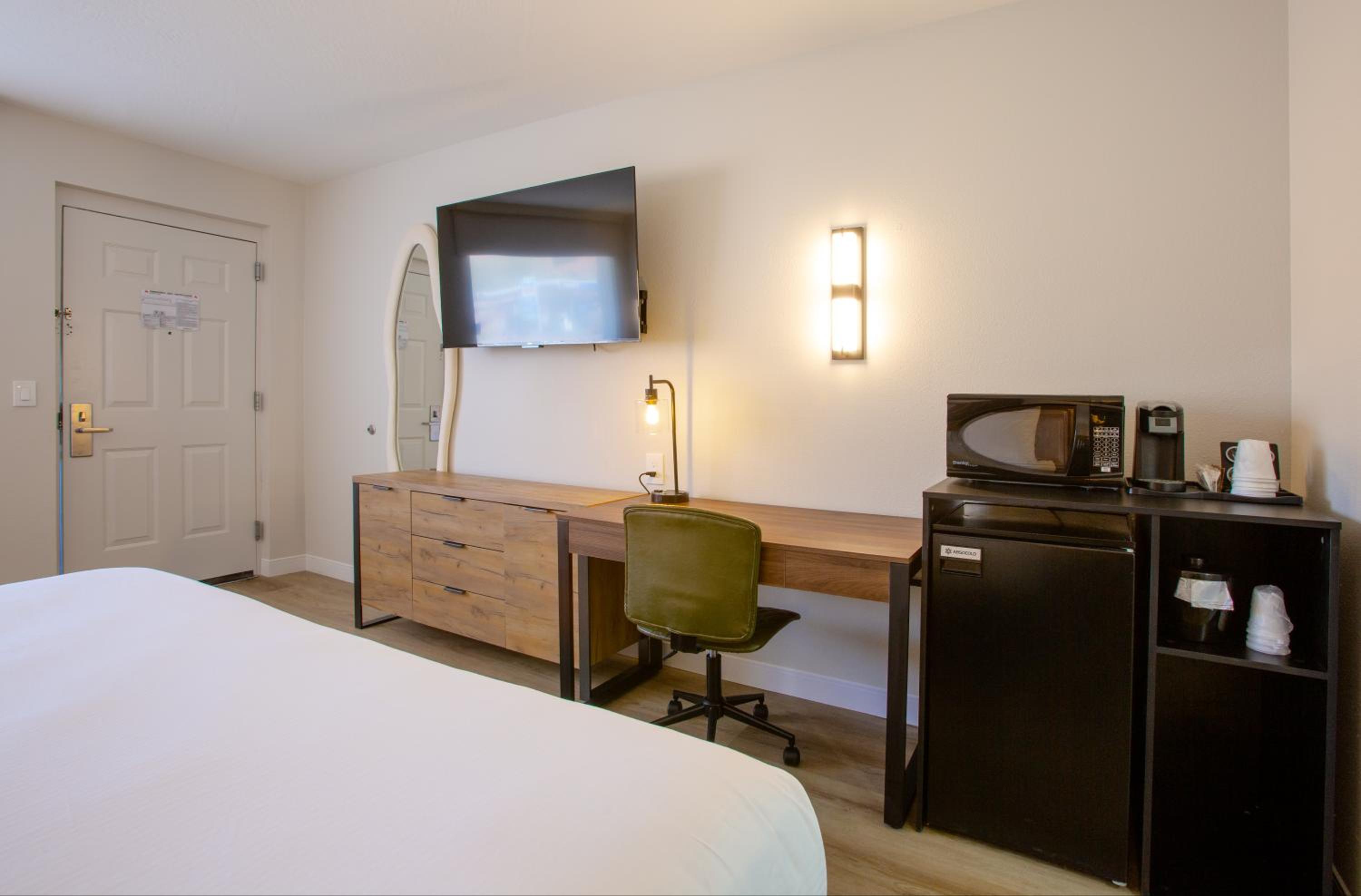 King Room with Roll-in Shower - Mobility Access/Non-Smoking - Photo 13
