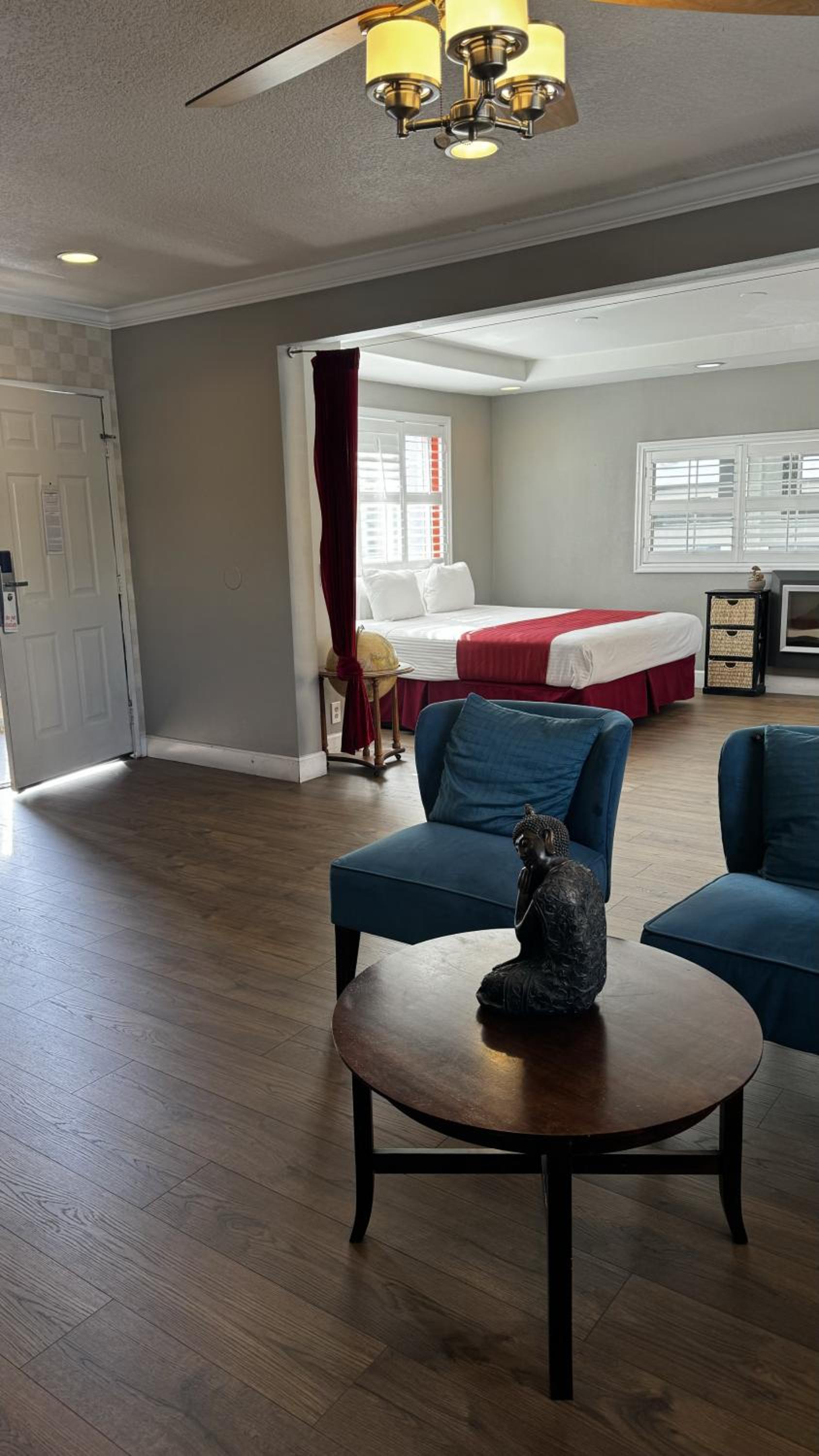 Family Kitchen Suite - 3 Beds + Pull-Out Couch
