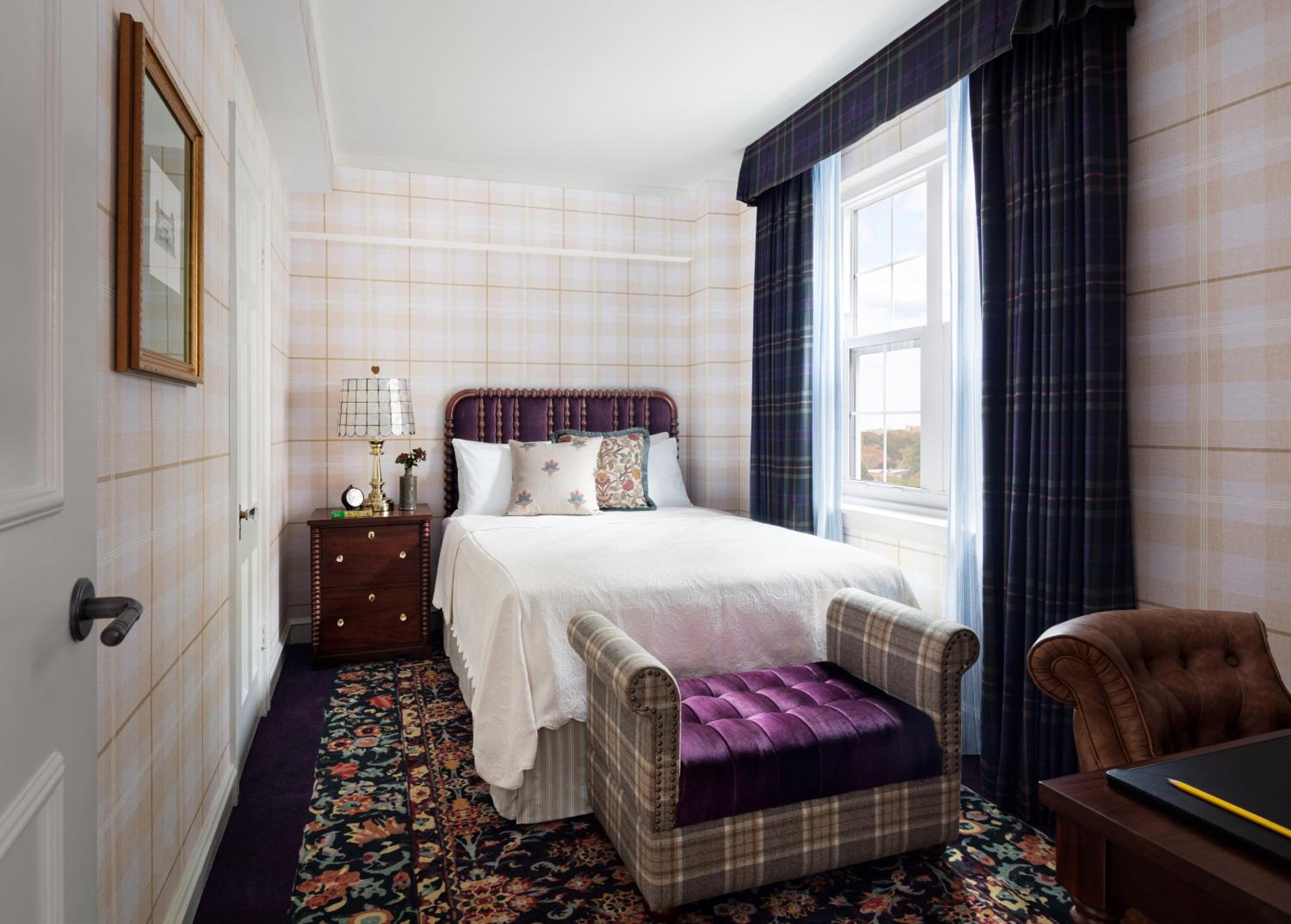 Graduate Queen Suite  - Photo 2