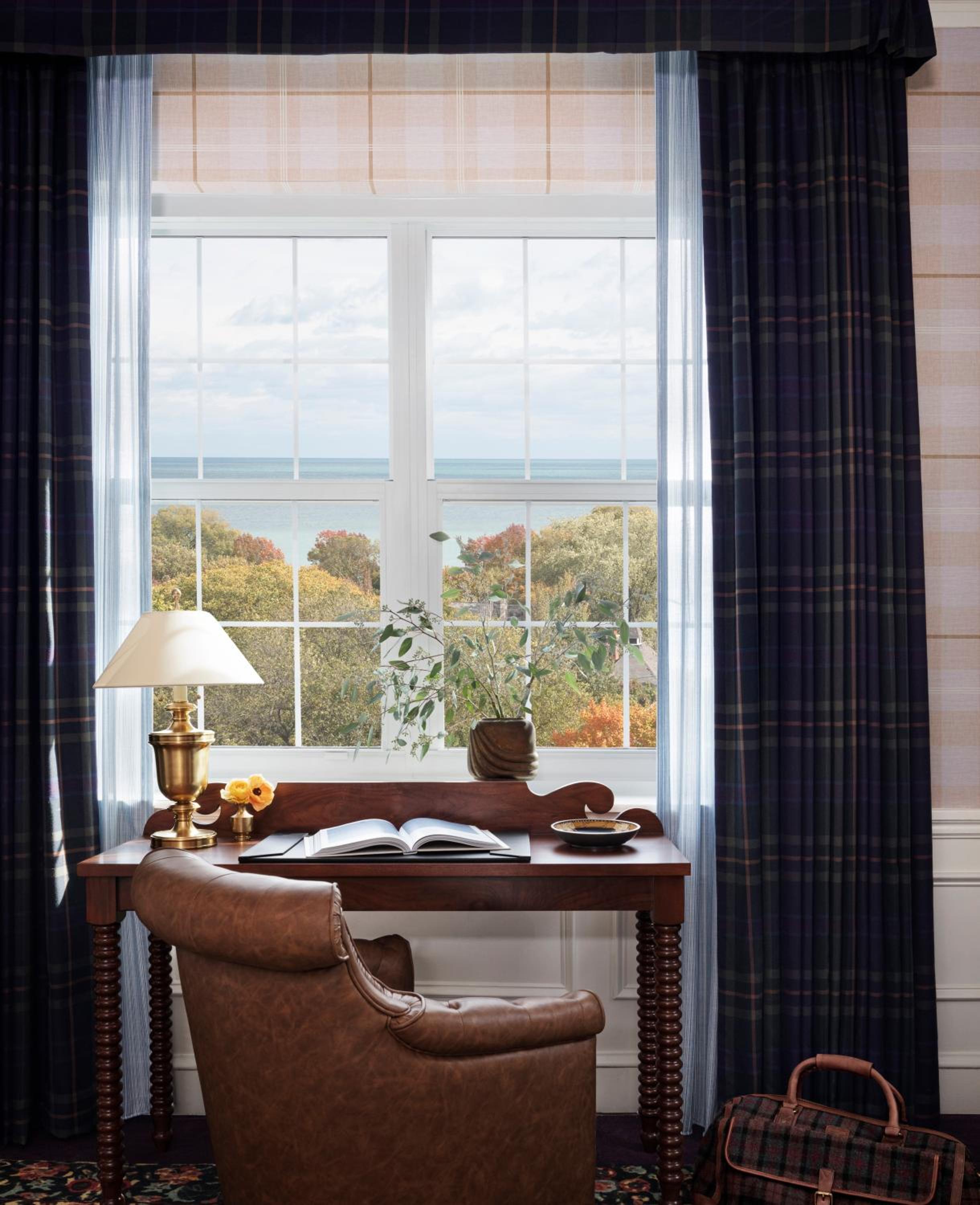 Graduate King Room with Lake View - Photo 4