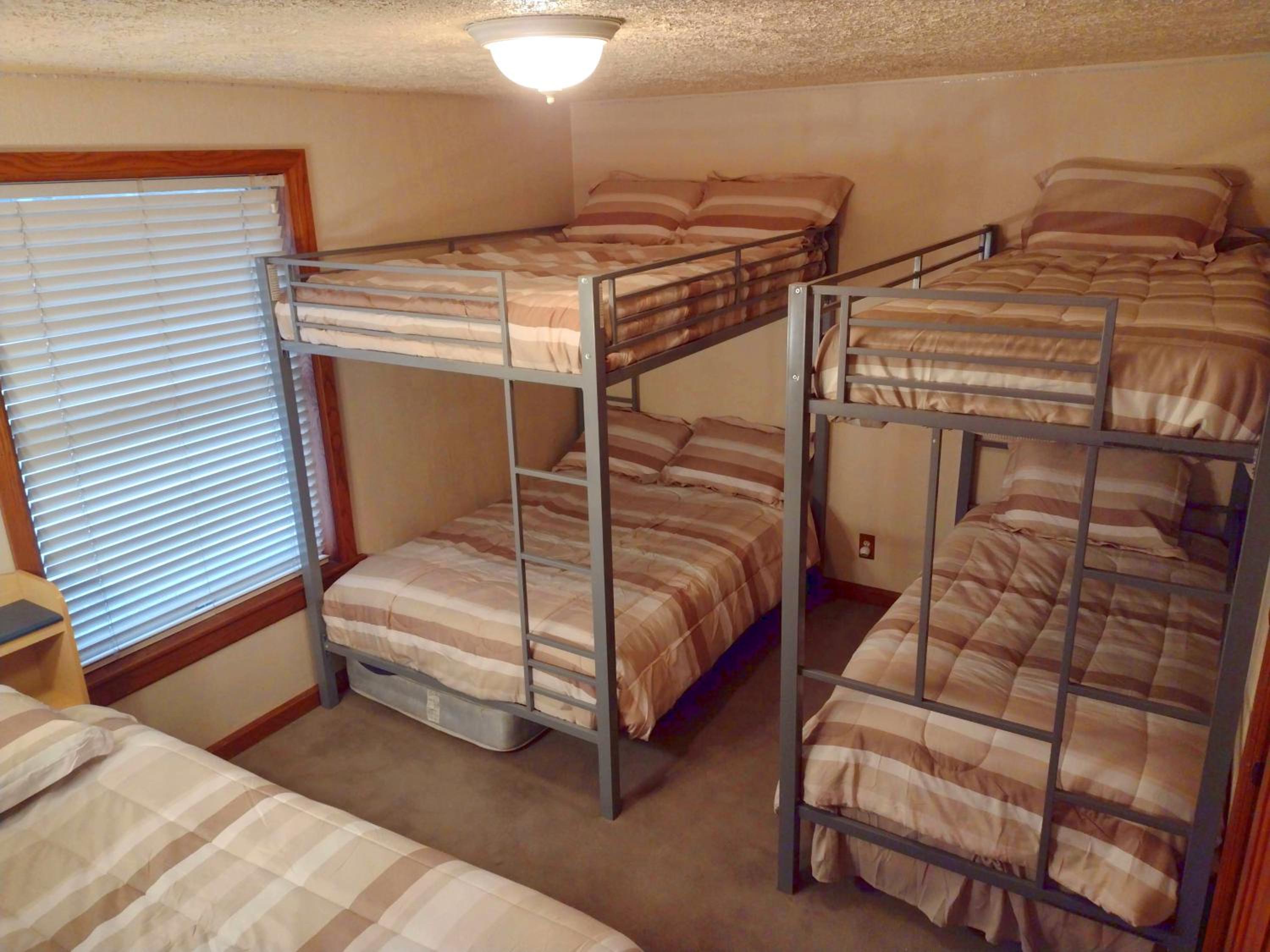 Eight-Bedroom House photo 3