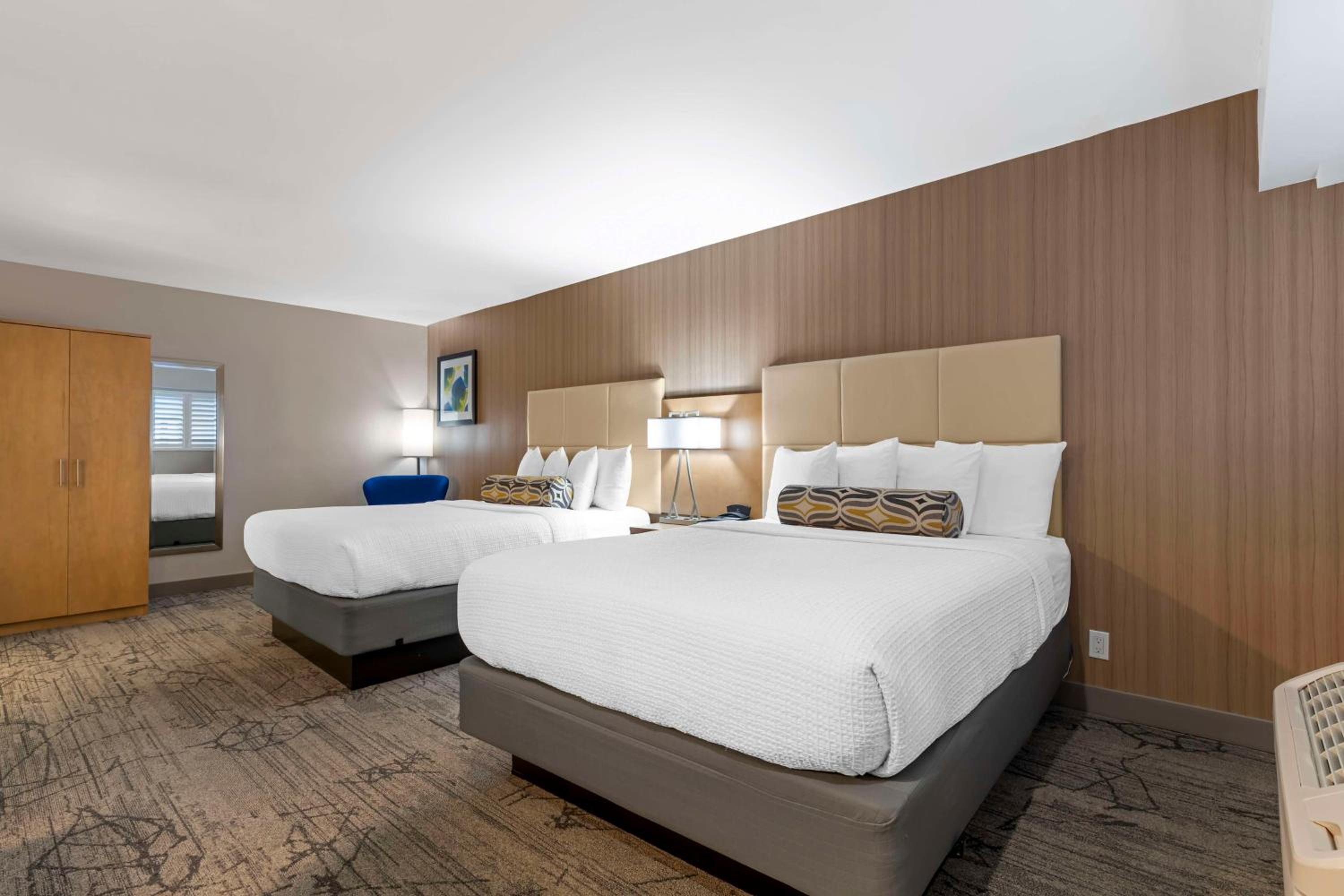 Queen Room with Two Queen Beds photo 1