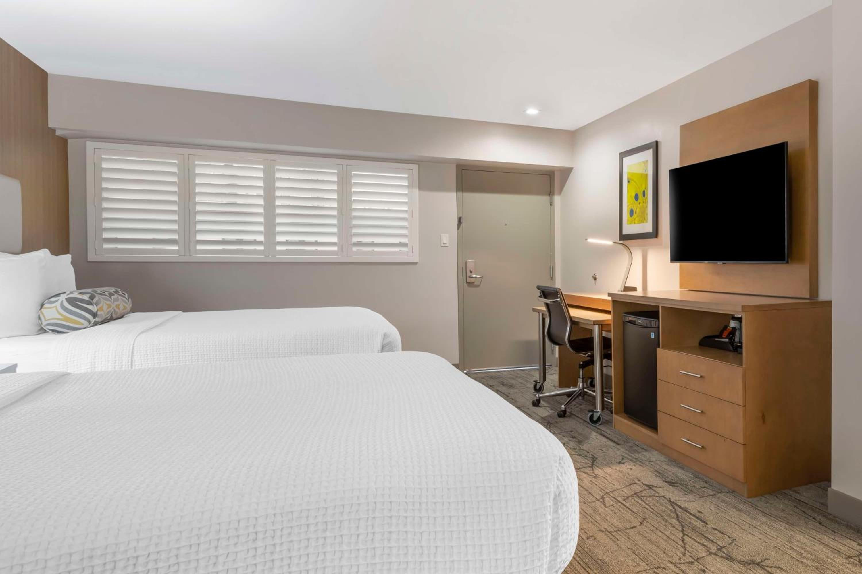 Queen Room with Two Queen Beds photo 3