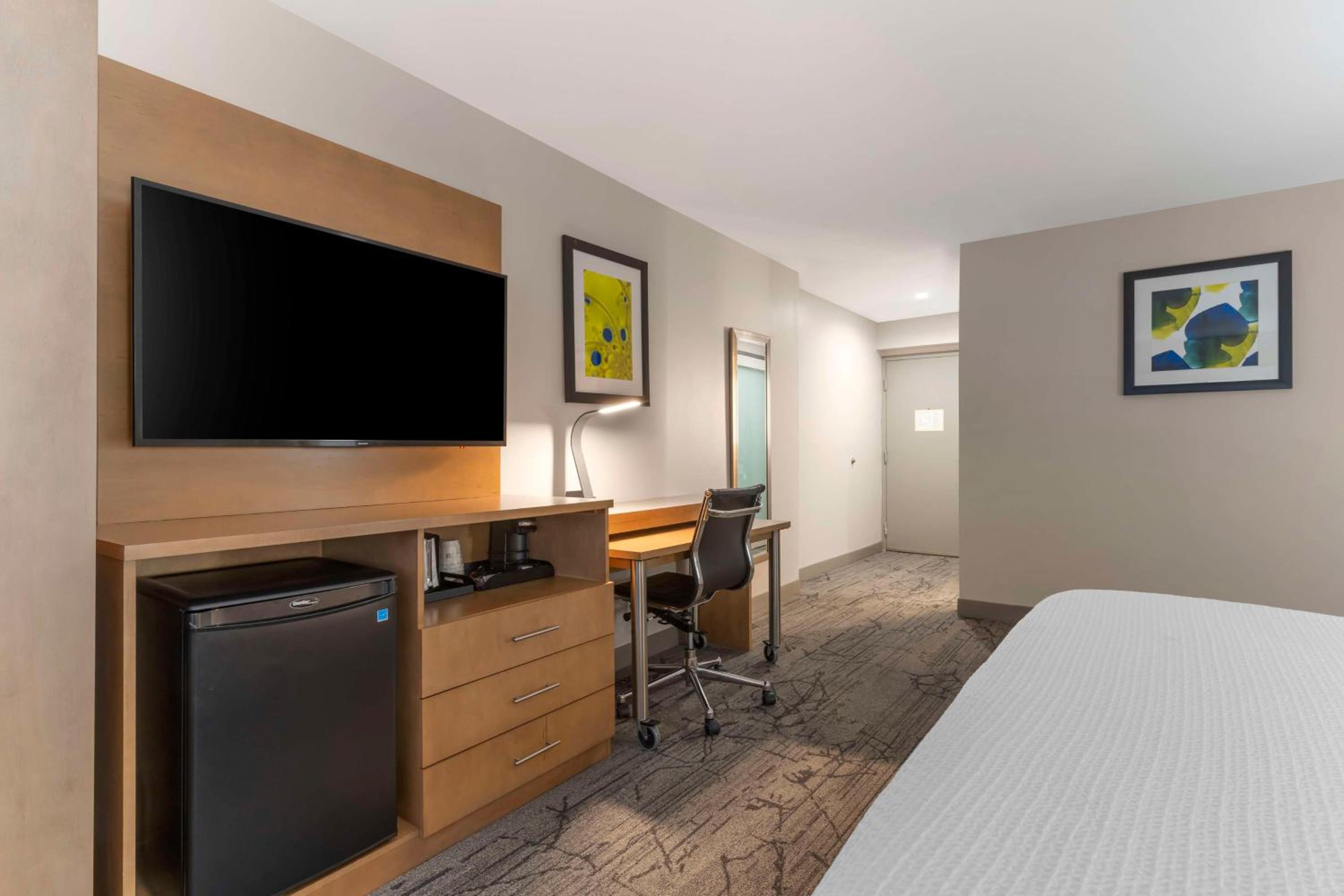King Room with Bath Tub - Disability Access/Non-Smoking  photo 2