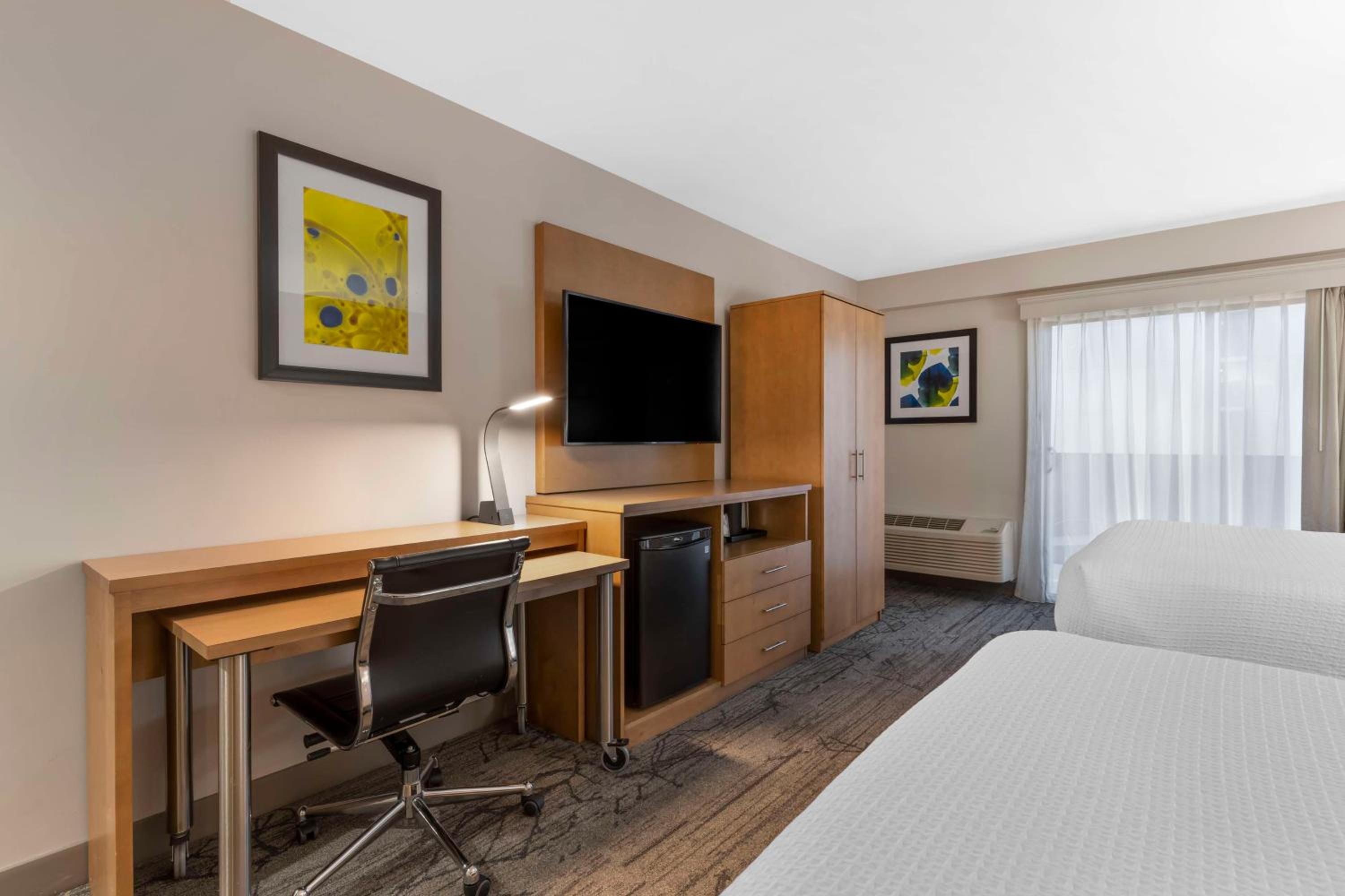 Queen Room with Two Queen Beds and Patio photo 3