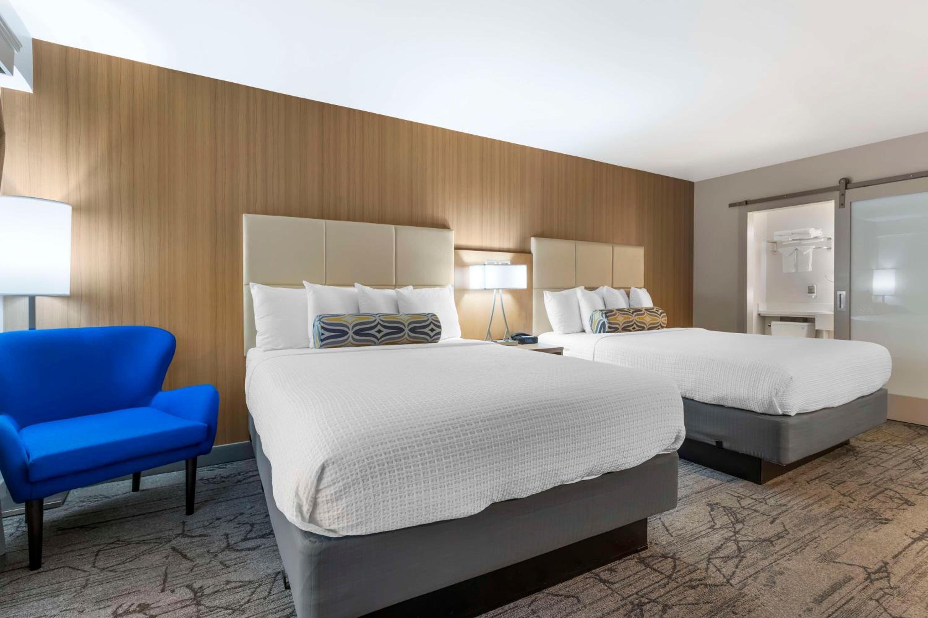 Queen Room with Two Queen Beds and Patio photo 1