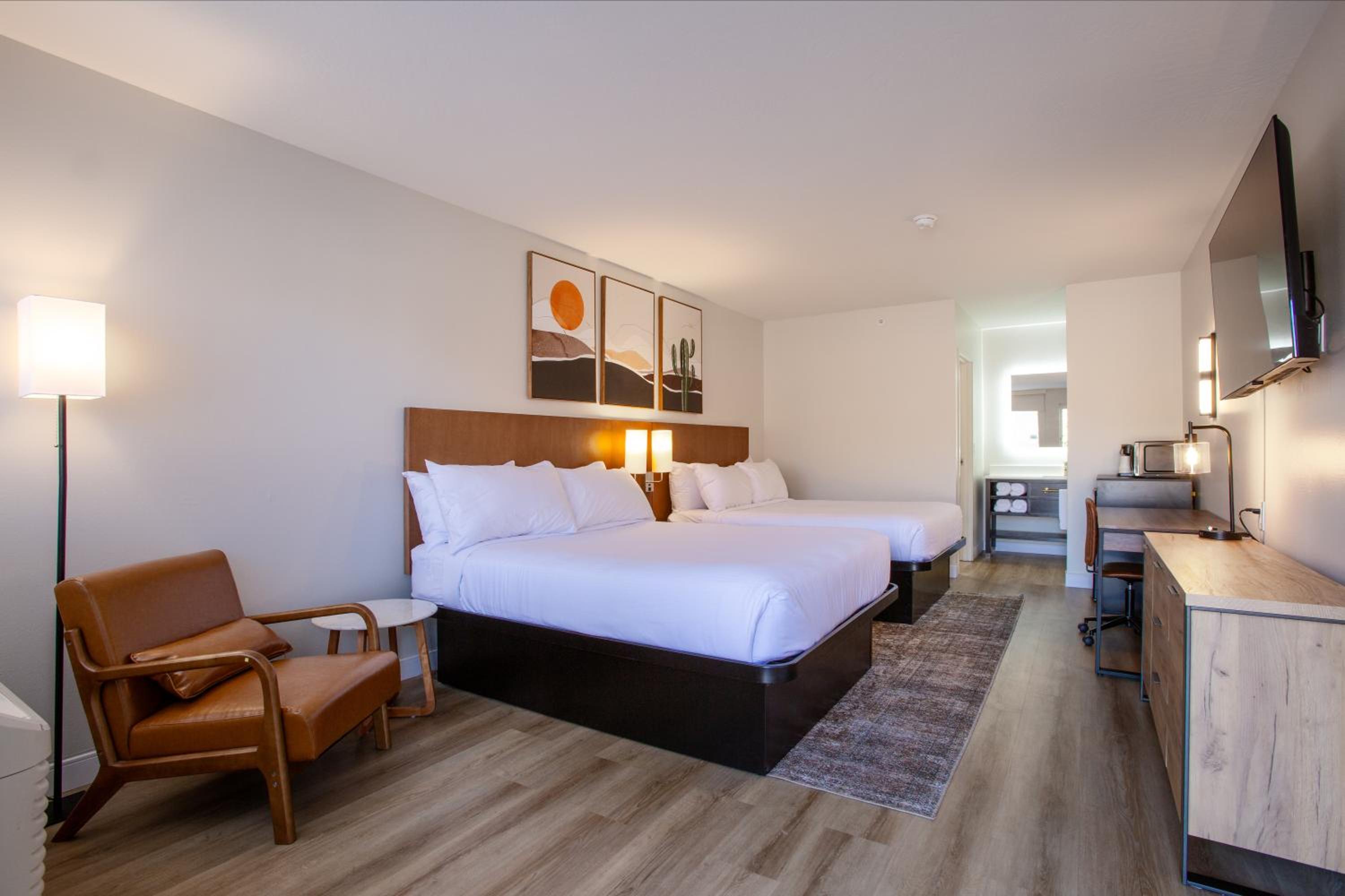 Queen Room with Two Queen Beds - Non-Smoking - Photo 2