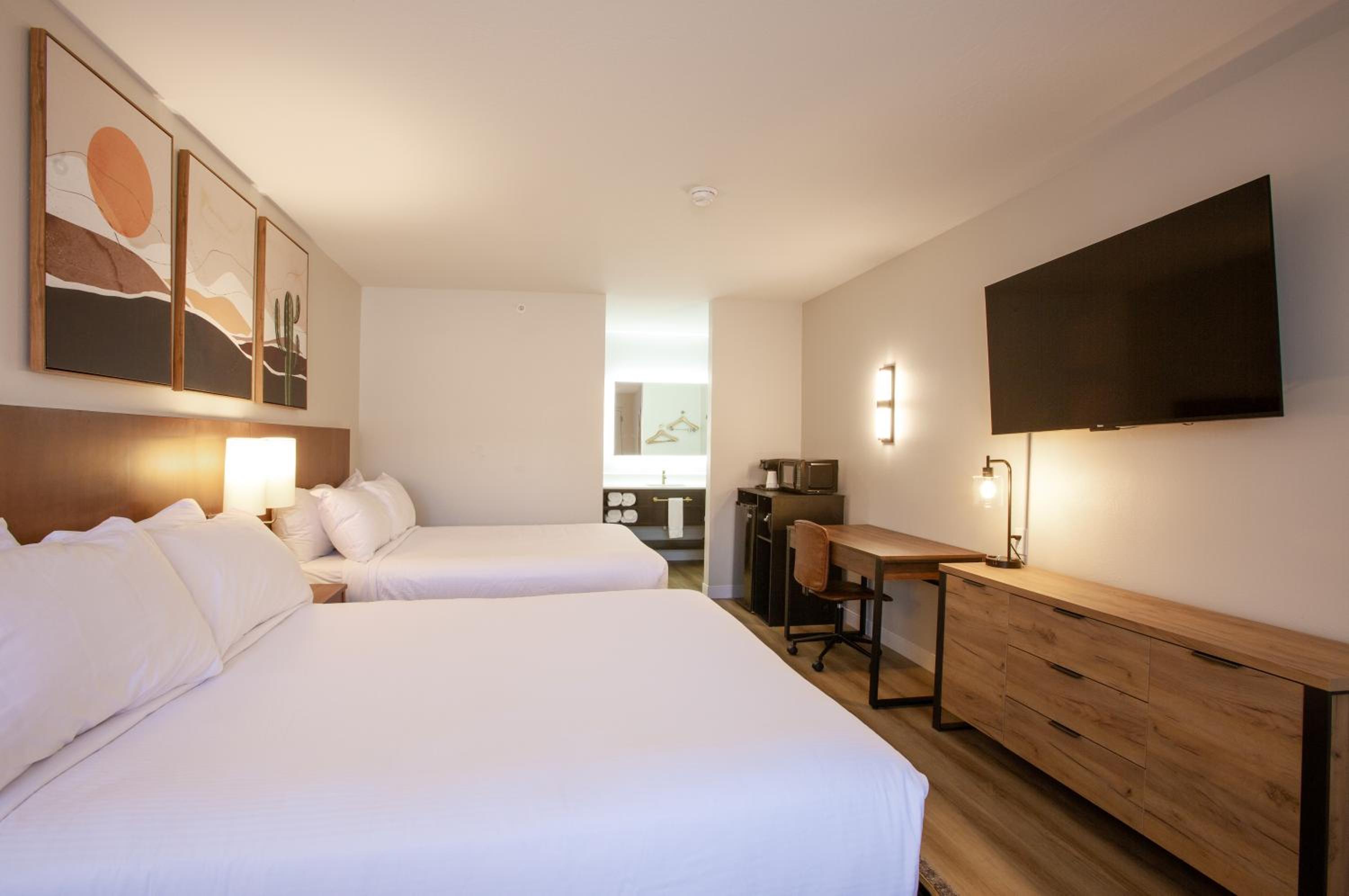Queen Room with Two Queen Beds - Non-Smoking - Photo 3