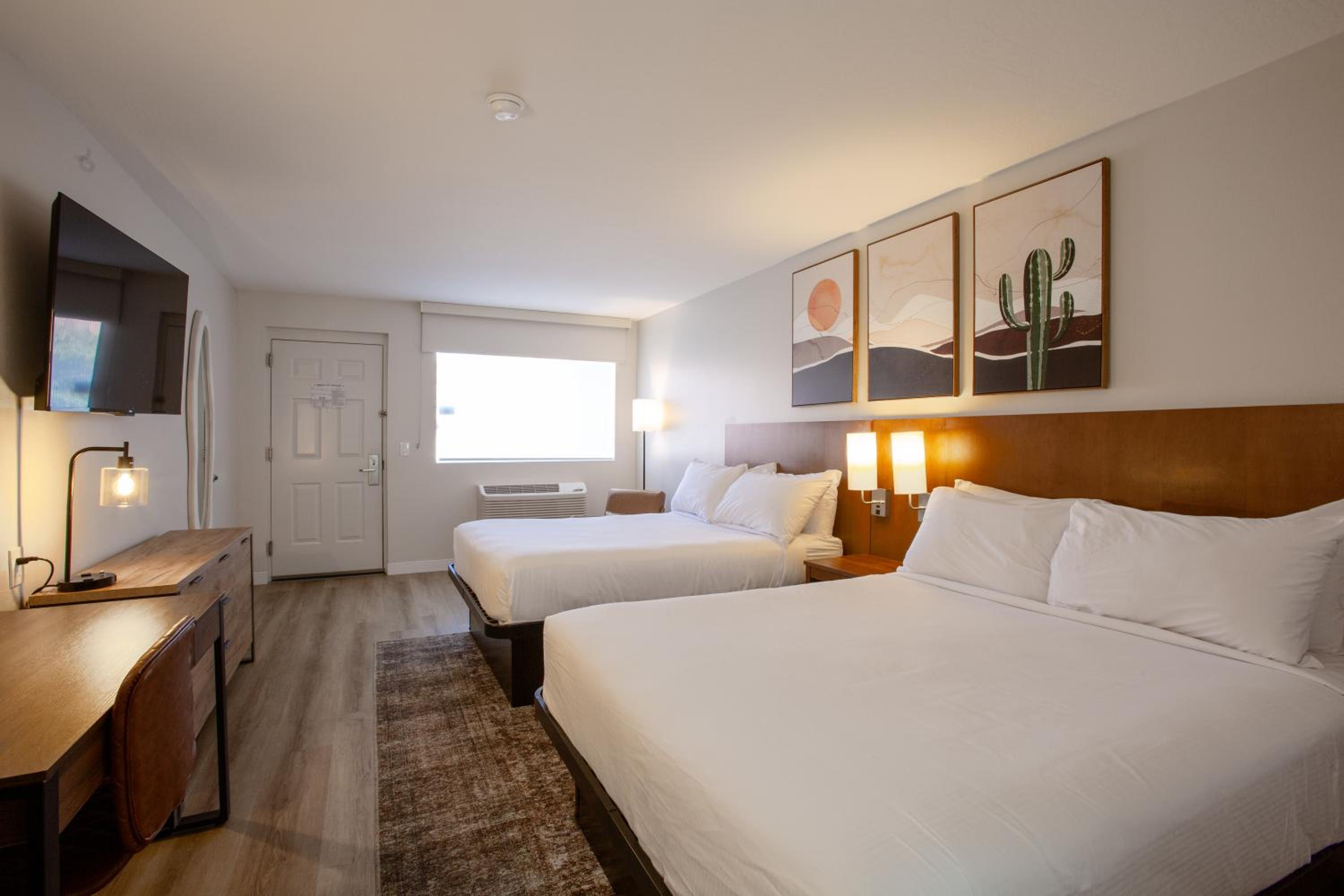 Queen Room with Two Queen Beds - Non-Smoking - Photo 10