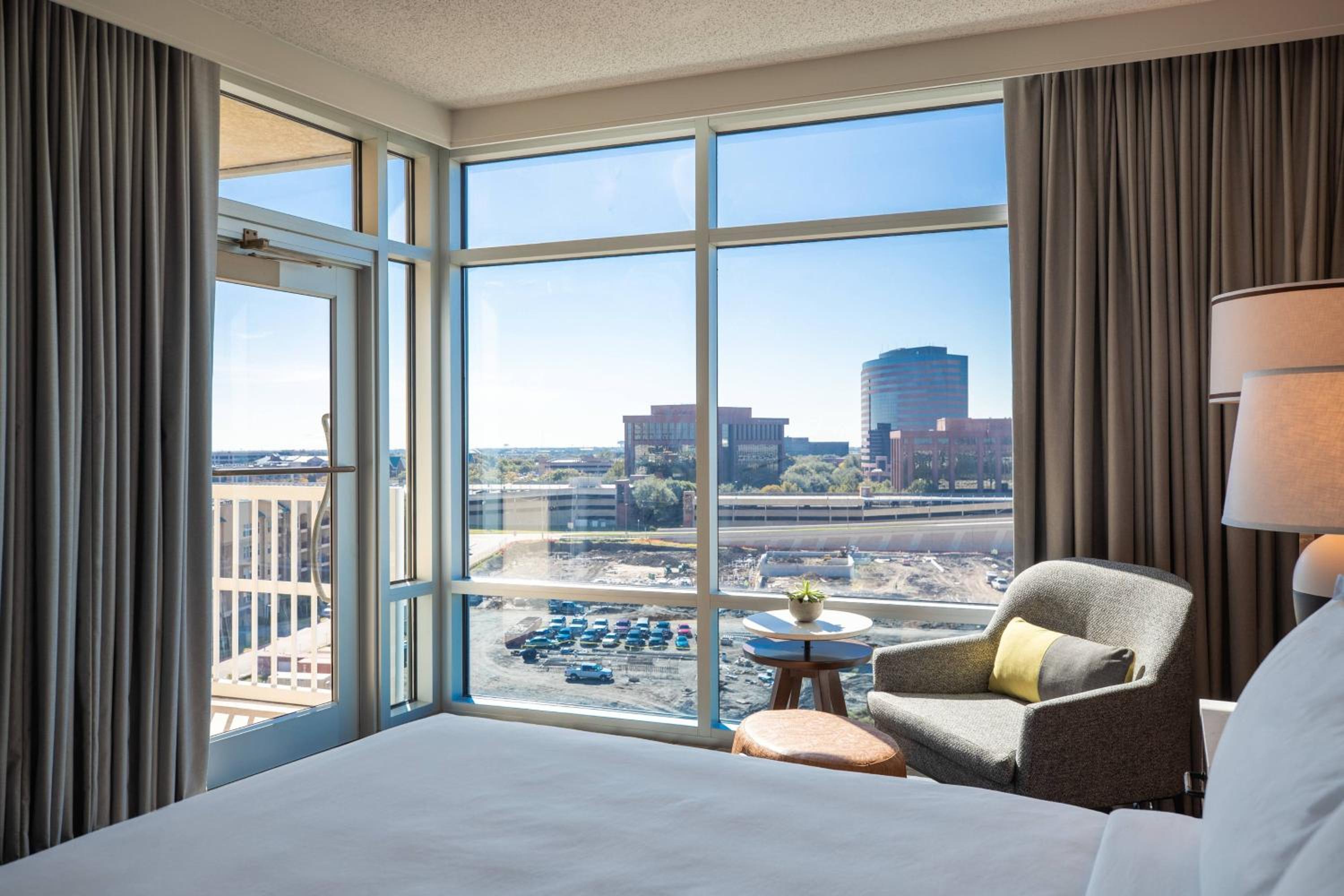 Executive Suite, Club lounge access, 1 King - Photo 5