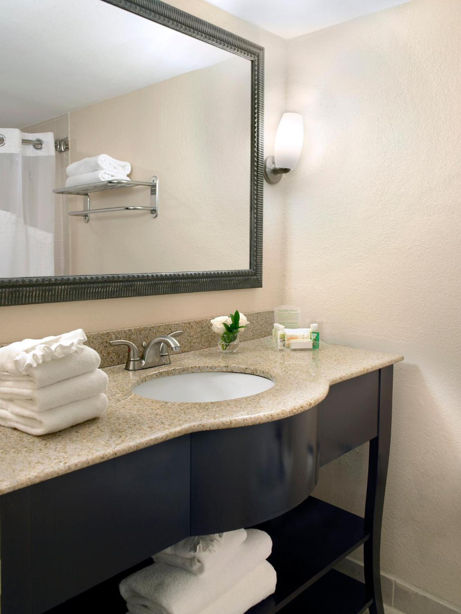 Standard King Room - Photo 9