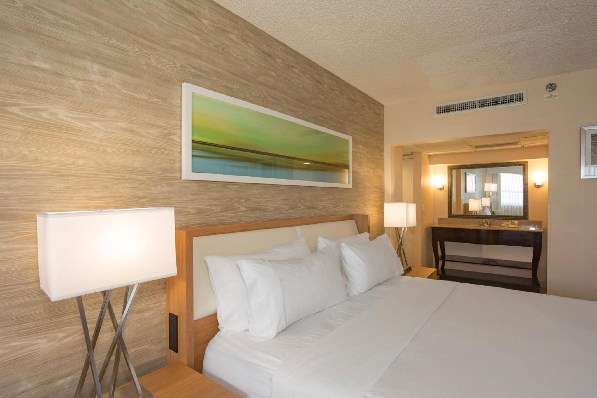 Standard King Room - Photo 8