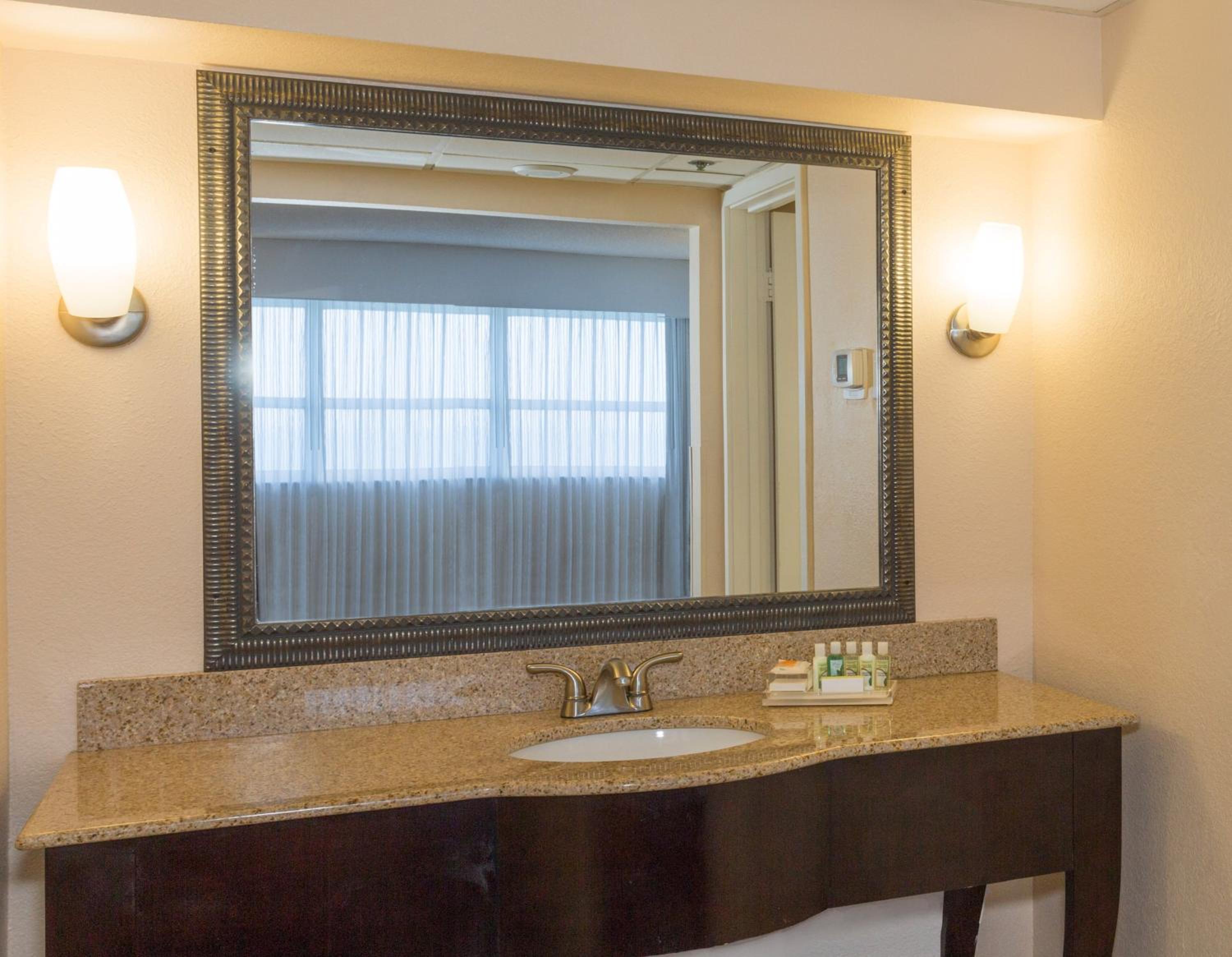 Standard King Room - Photo 11