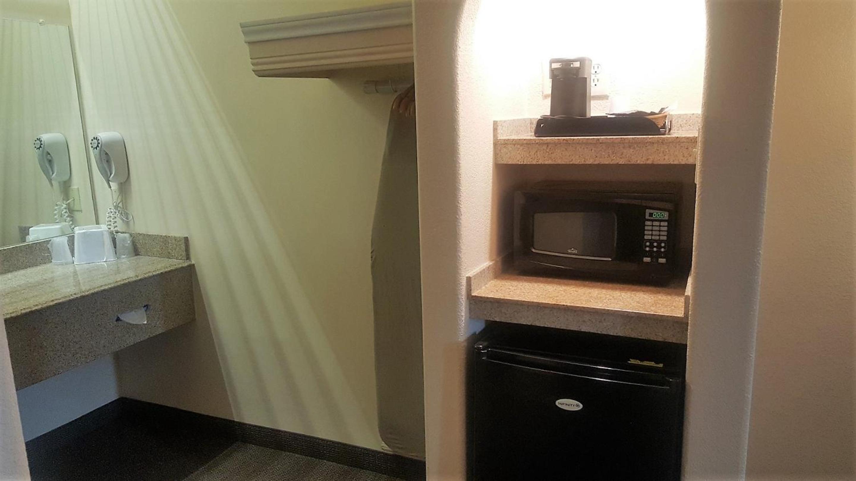 Suite King with Spa Bath Non-Smoking  - Photo 2