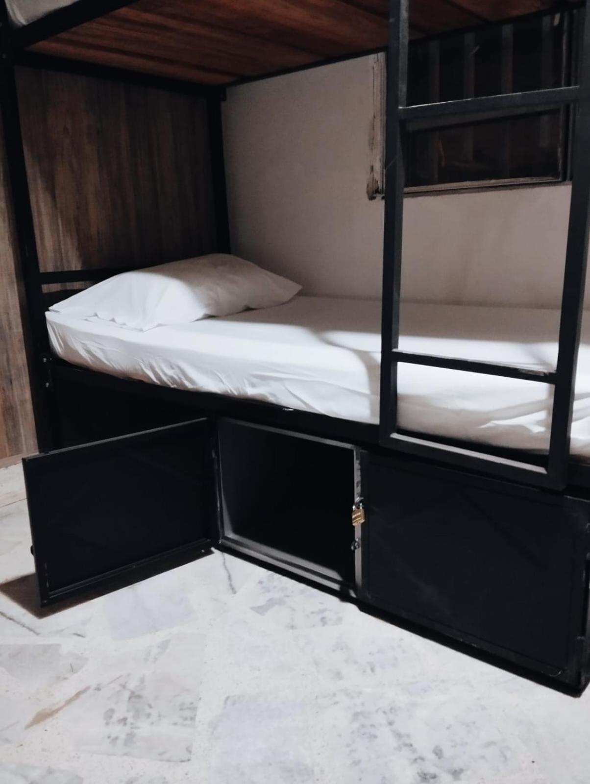 6-Bed Mixed Dormitory Room photo 2