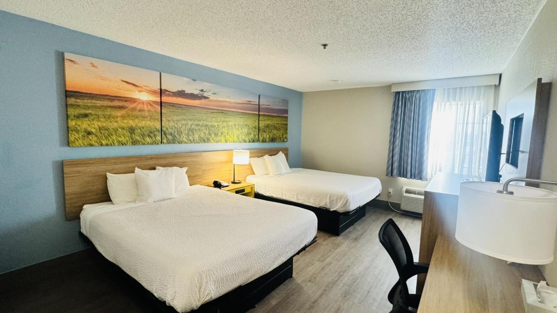Queen Room with Two Queen Beds - Mobility Access/Non-Smoking photo 3
