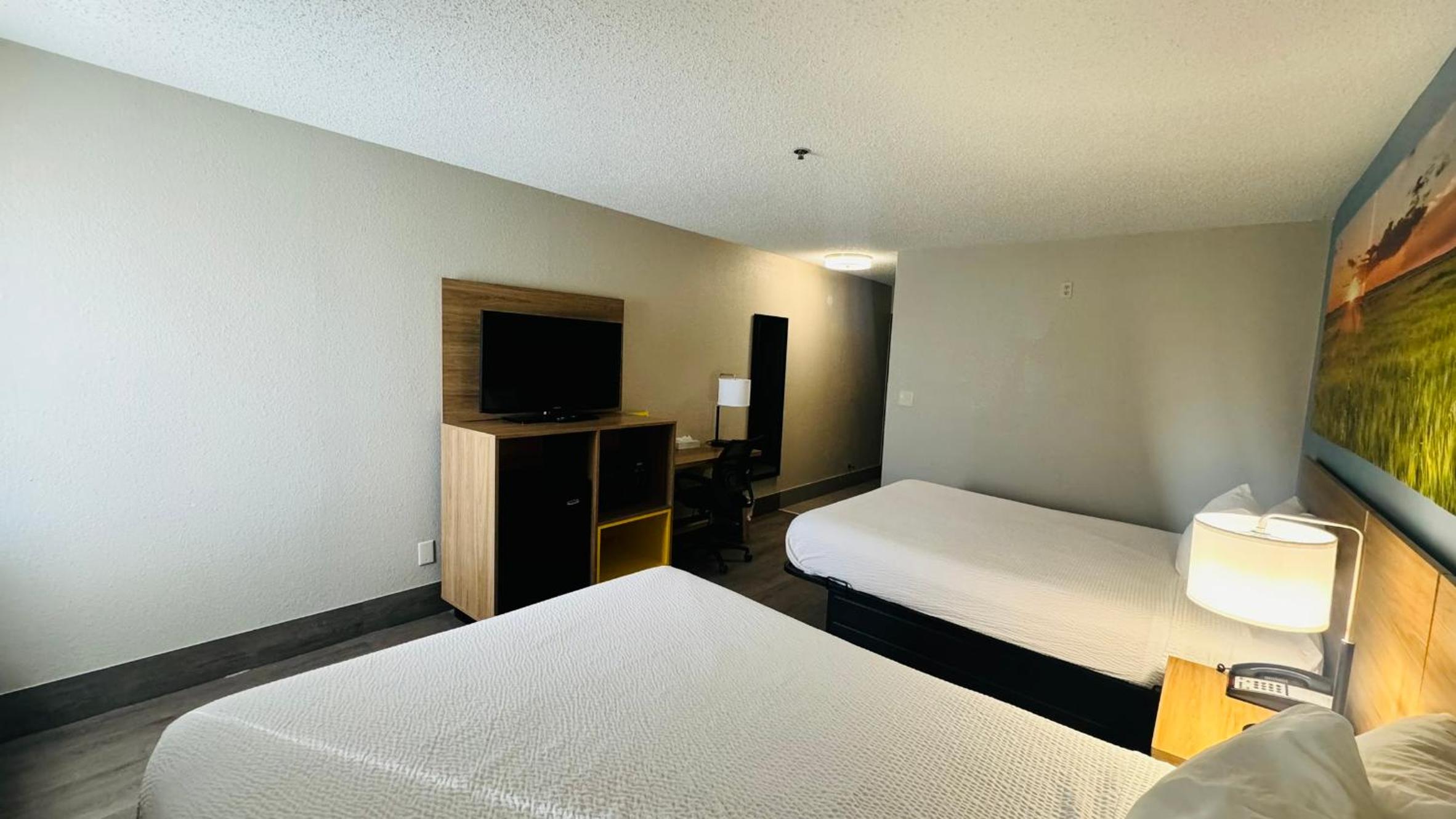 Queen Room with Two Queen Beds - Mobility Access/Non-Smoking photo 2