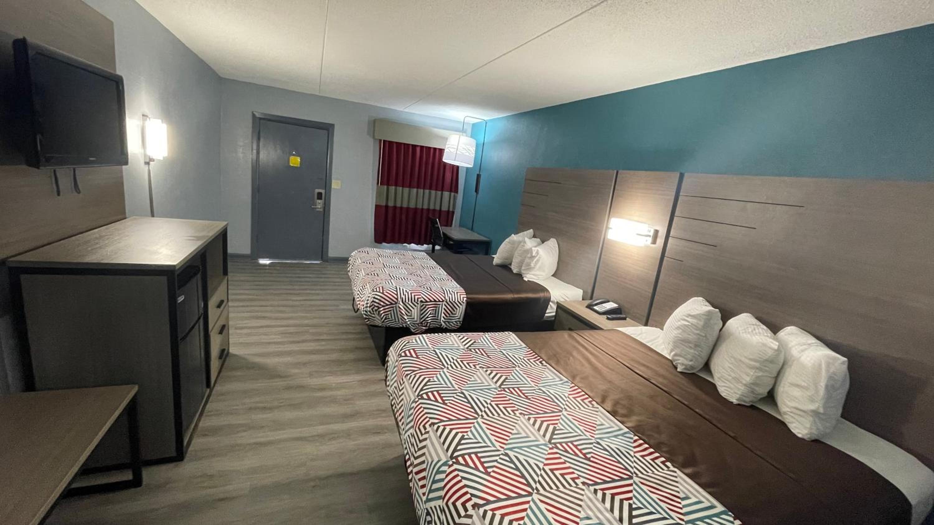 Deluxe Queen Room with Two Queen Beds photo 3