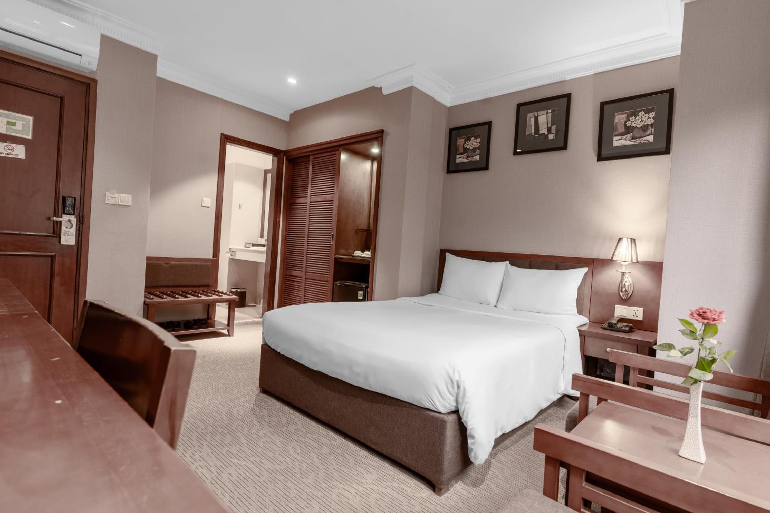Deluxe Double or Twin Room thumbnail 6