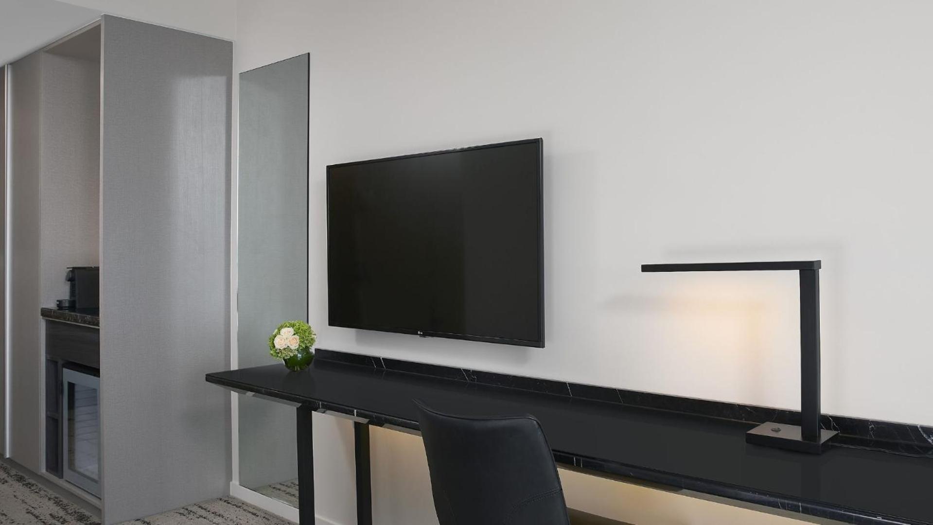 Superior King Room thumbnail 5