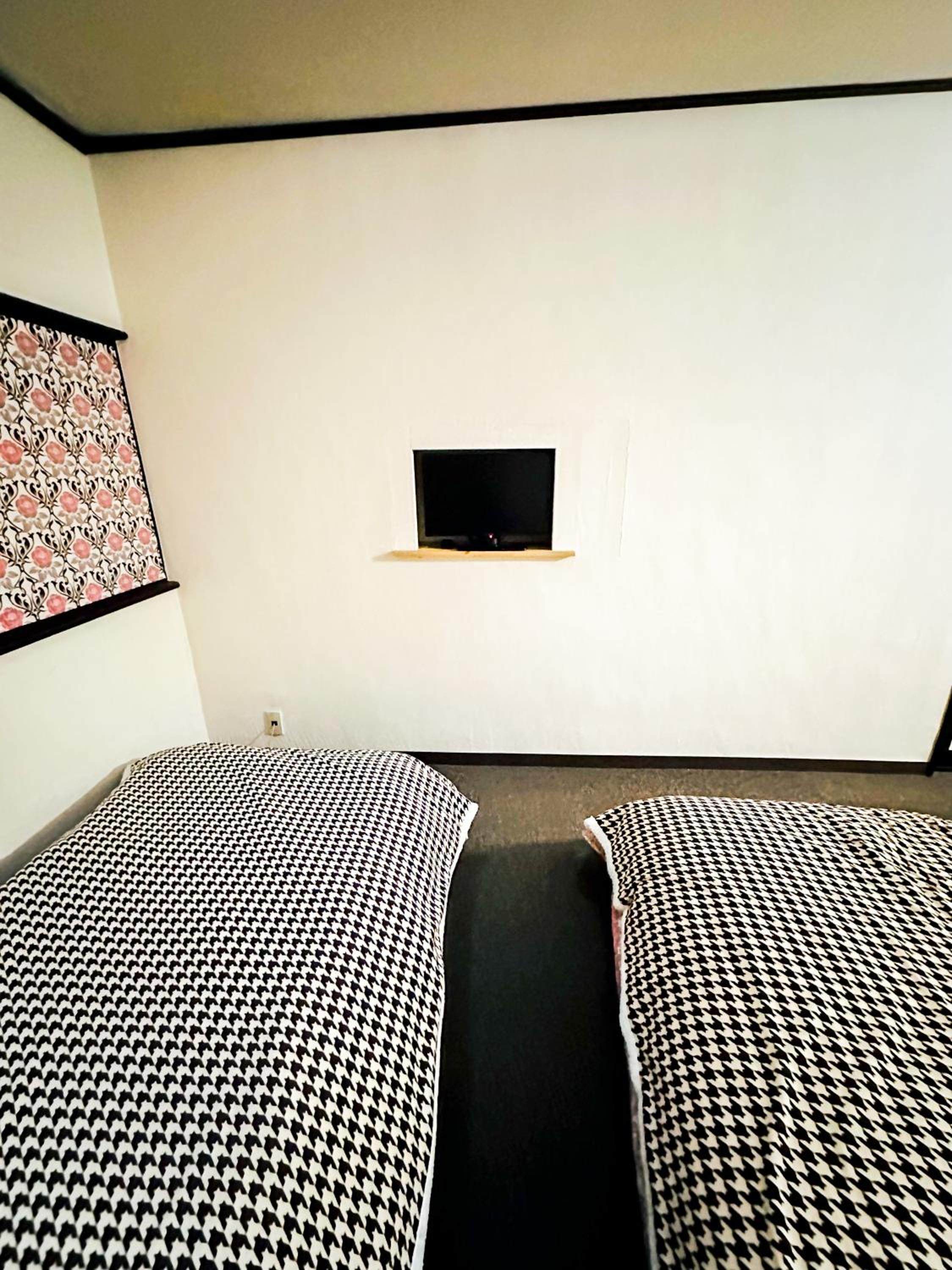 Twin Room with Private Bathroom - Photo 6