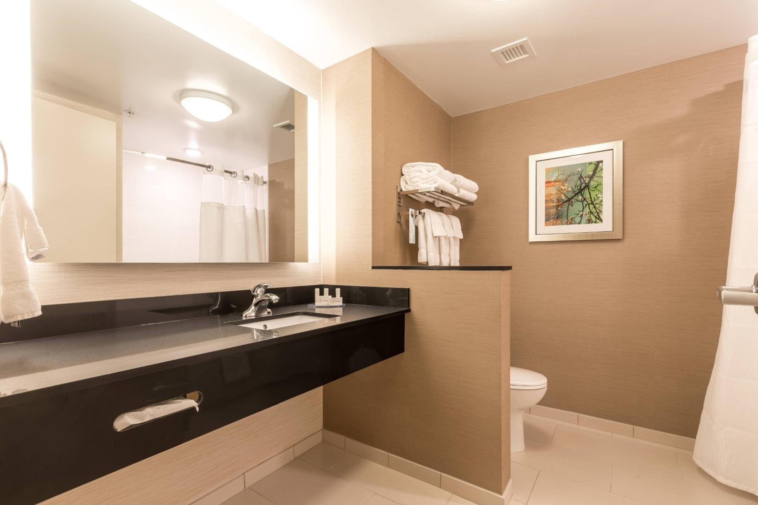 Queen Room with Two Queen Beds and Adapted Tub - Mobility Accessible