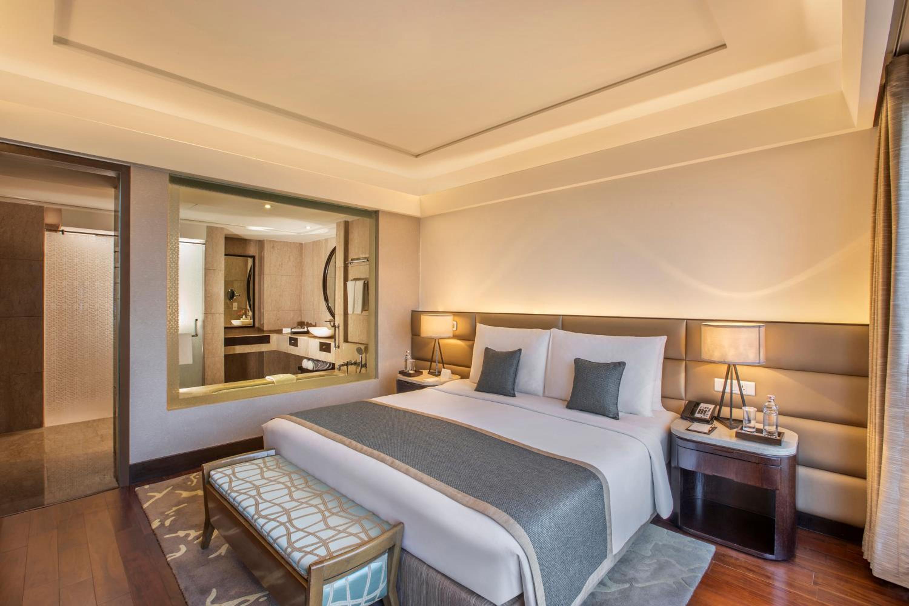 Deluxe Suite with 90 minutes Cocktail hours and Snacks