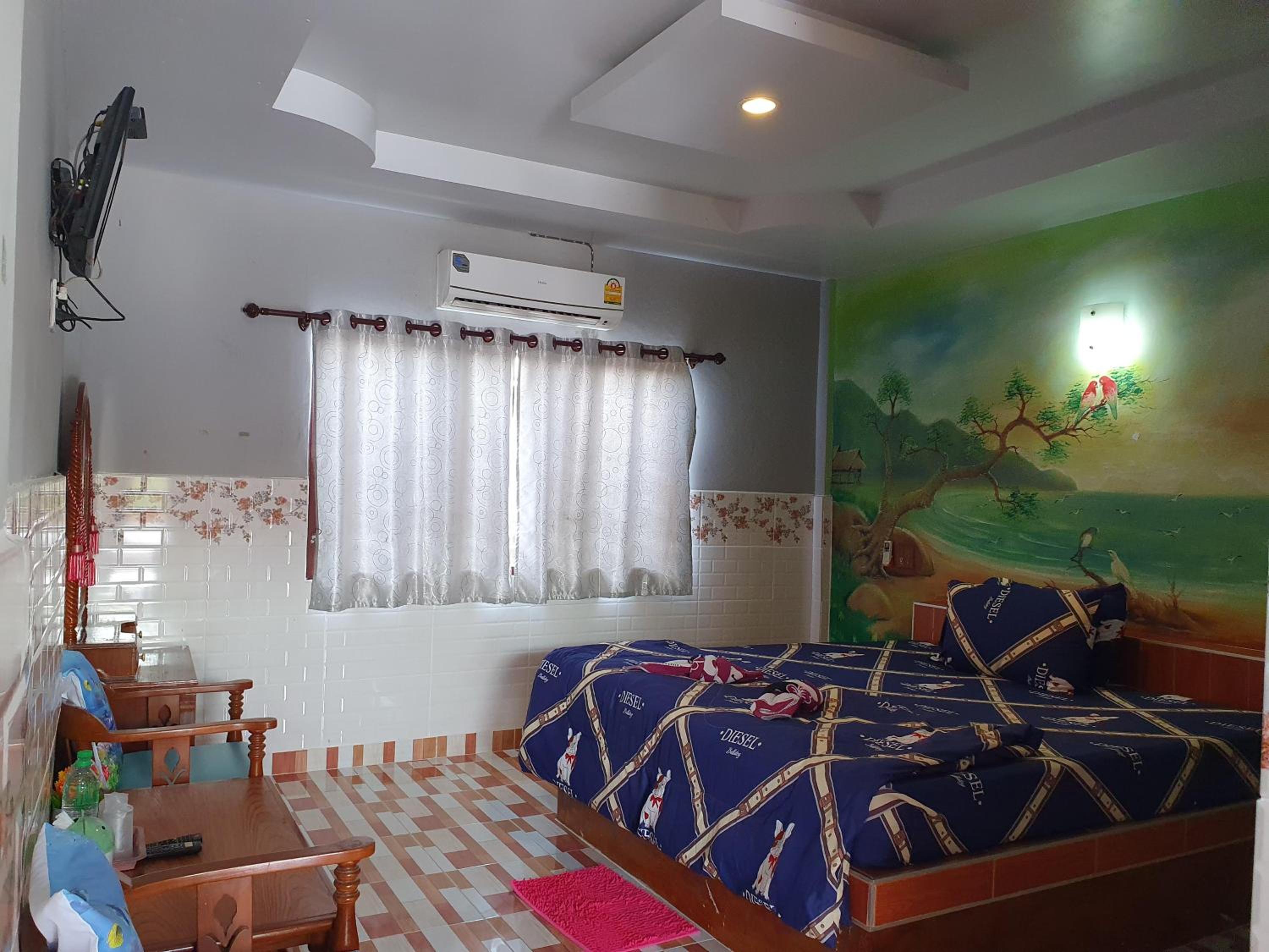 Deluxe King Room - Photo 8