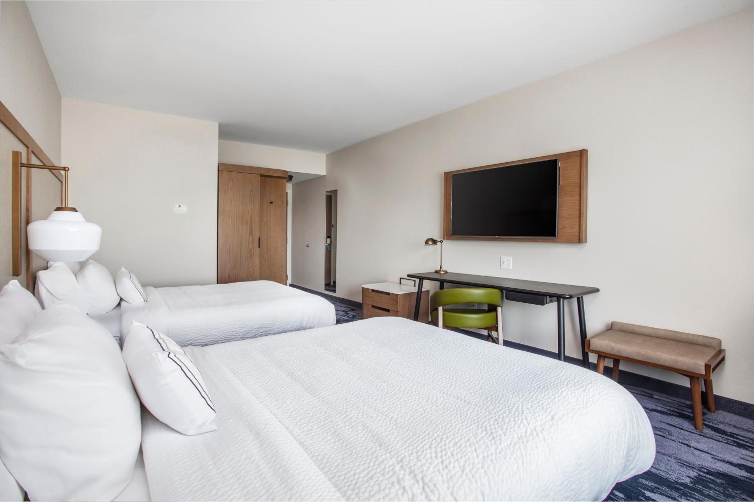 Queen Room with Two Queen Beds photo 1