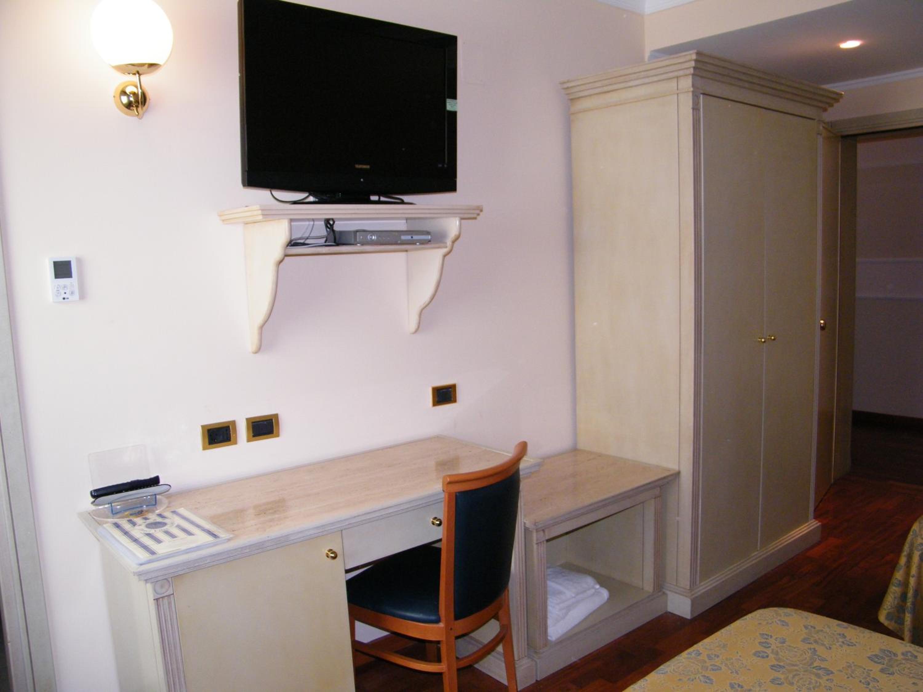 Double Room - Photo 5