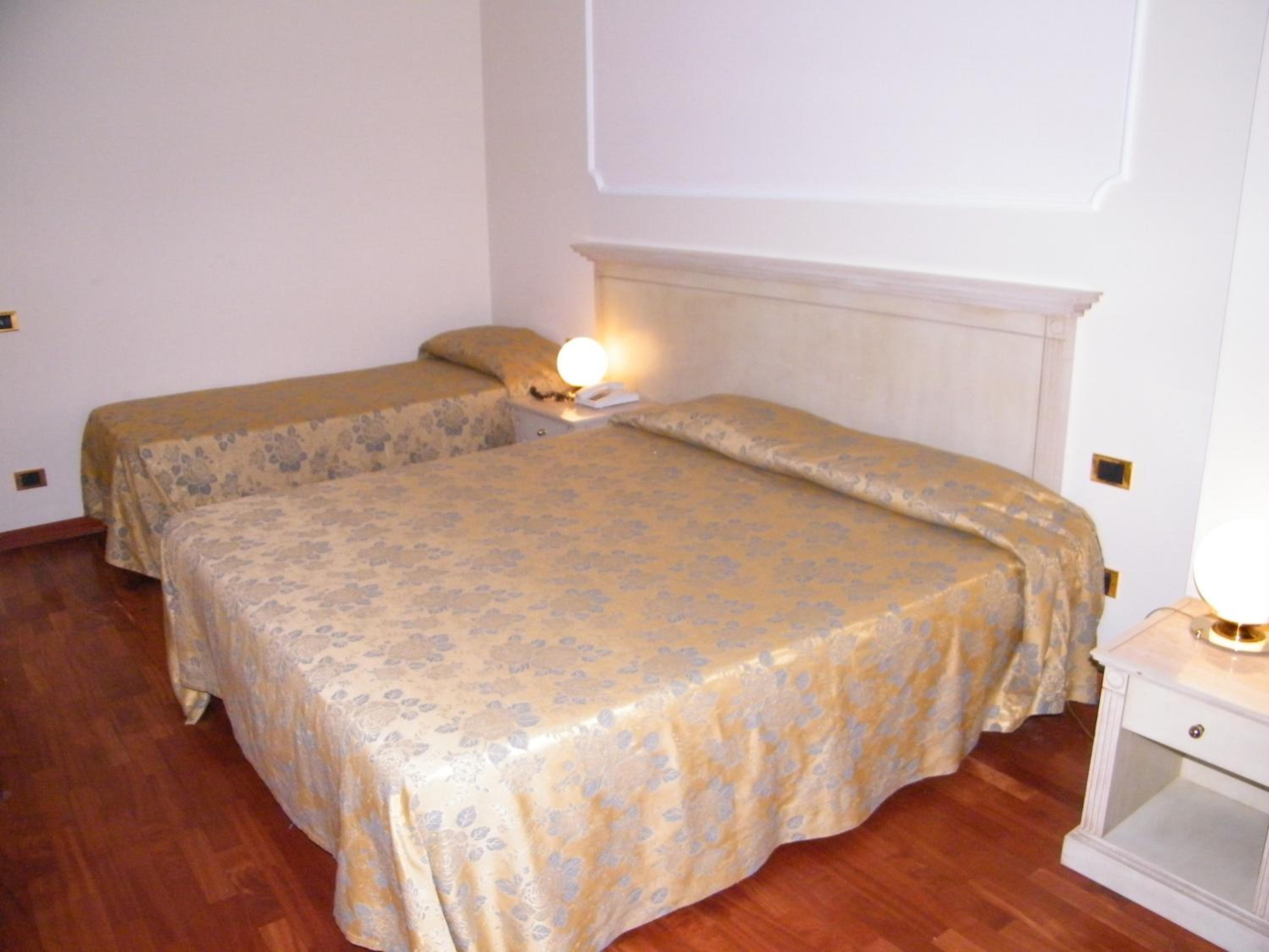 Quadruple Room - Photo 1
