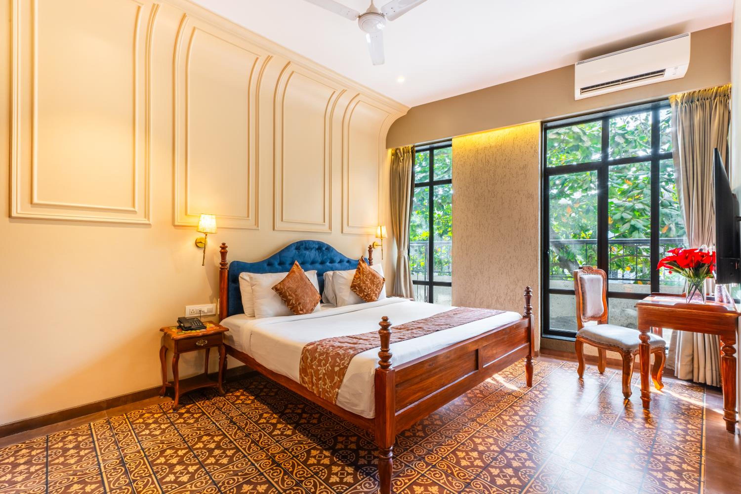 Superior Room with Free Airport Drop - Photo 3