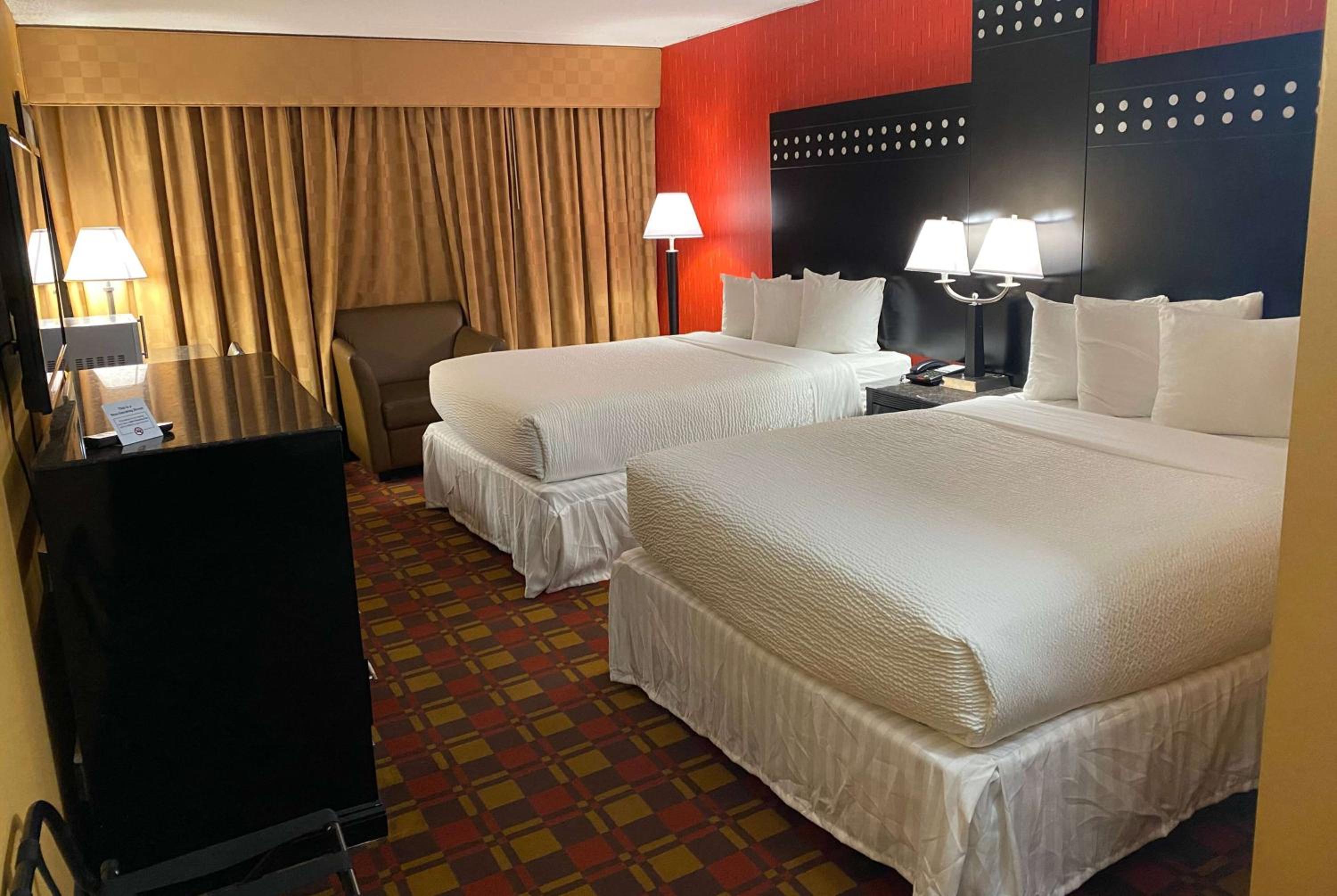 Queen Room with Two Queen Beds - Non-Smoking - Photo 1