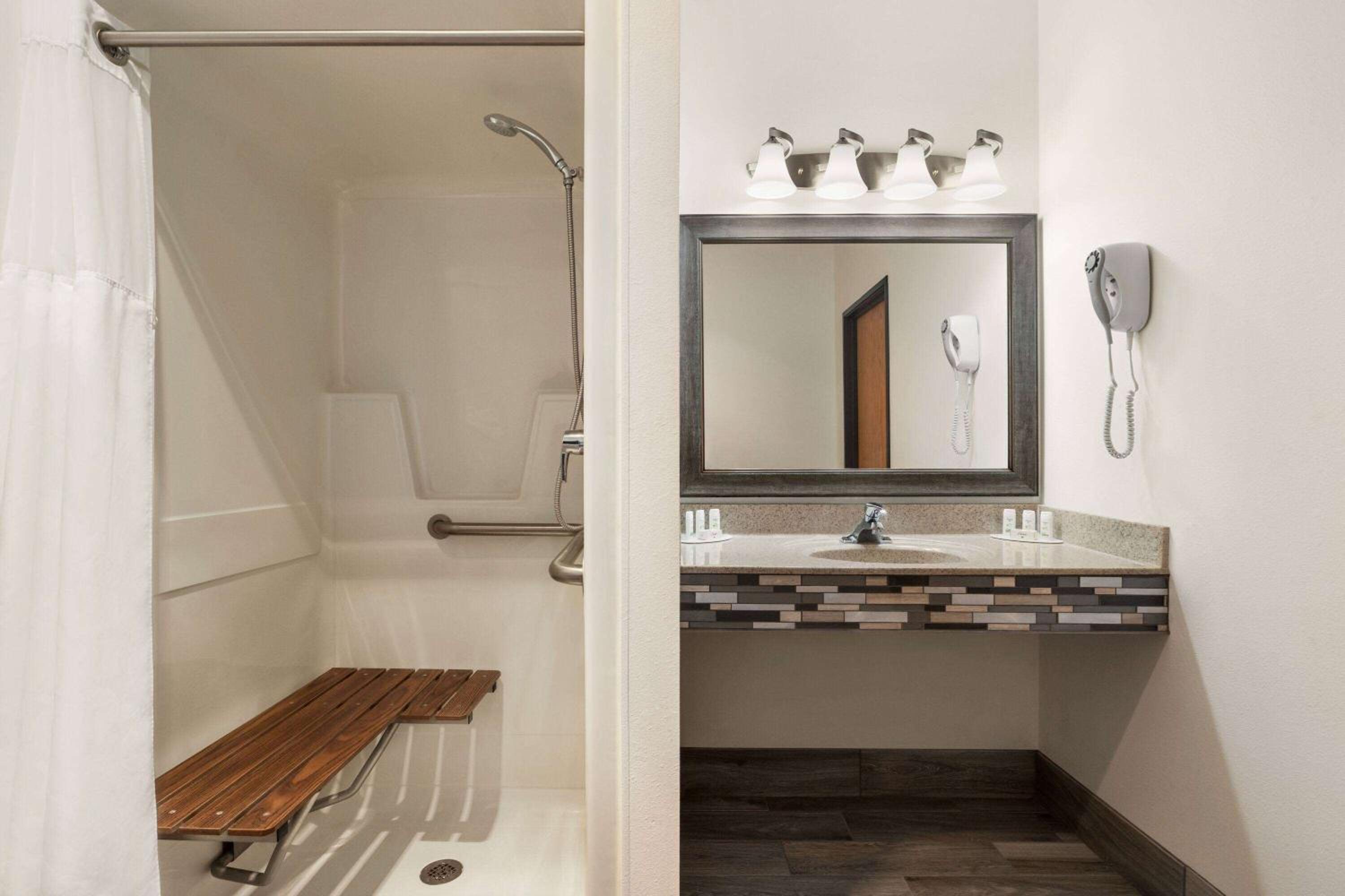 King Room - Mobility Access/Non-Smoking photo 2