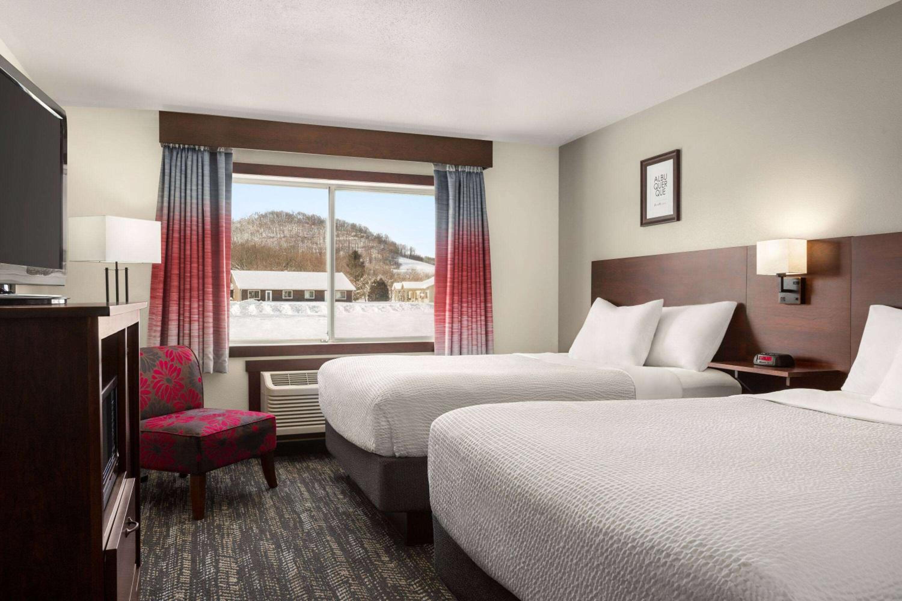 Queen Room with Two Queen Beds - Mobility Access/Non-Smoking photo 2