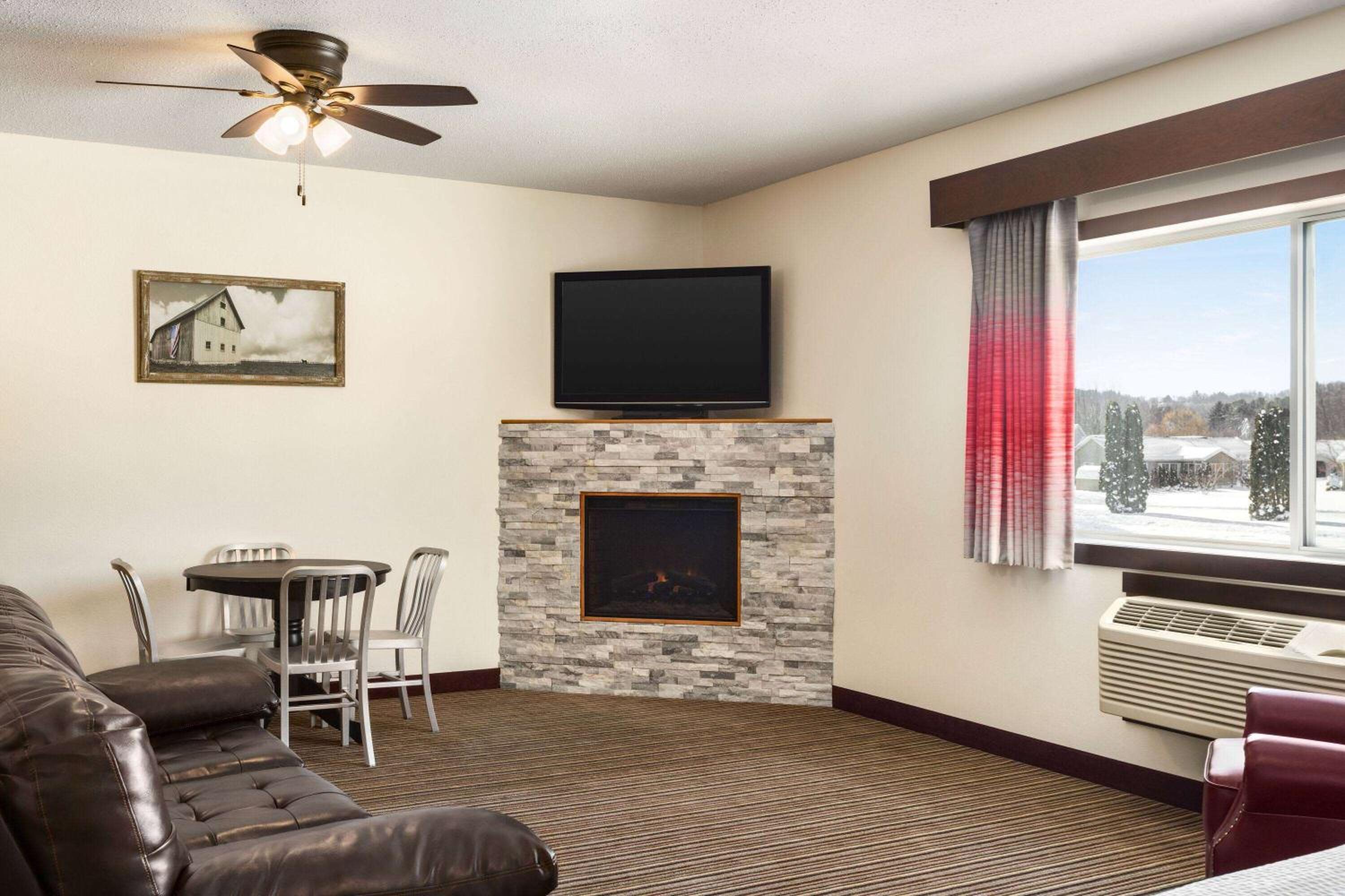 King Studio Suite - Non-Smoking photo 2