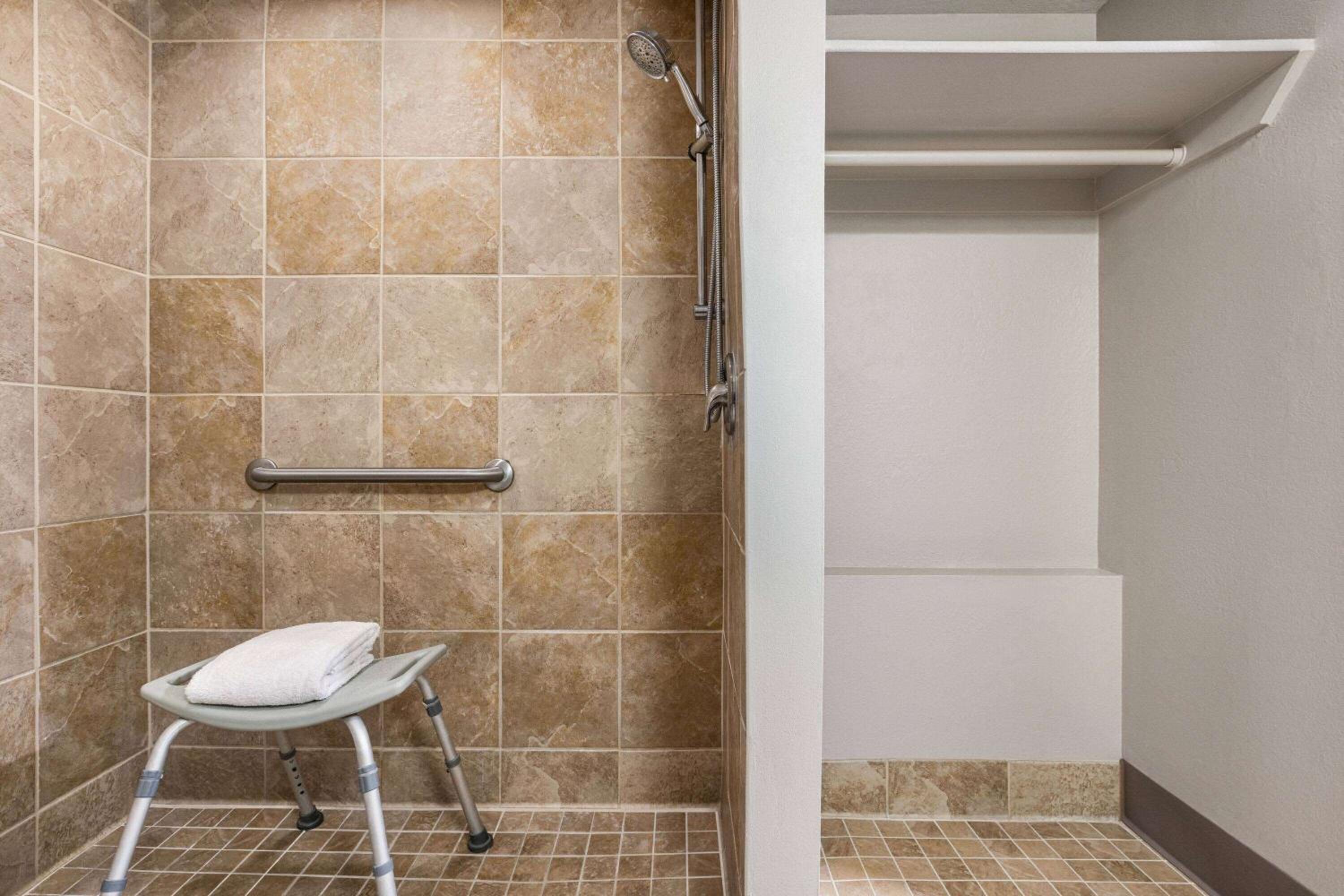 1 Queen Room – Mobility Accessible/Non-Smoking - Photo 3