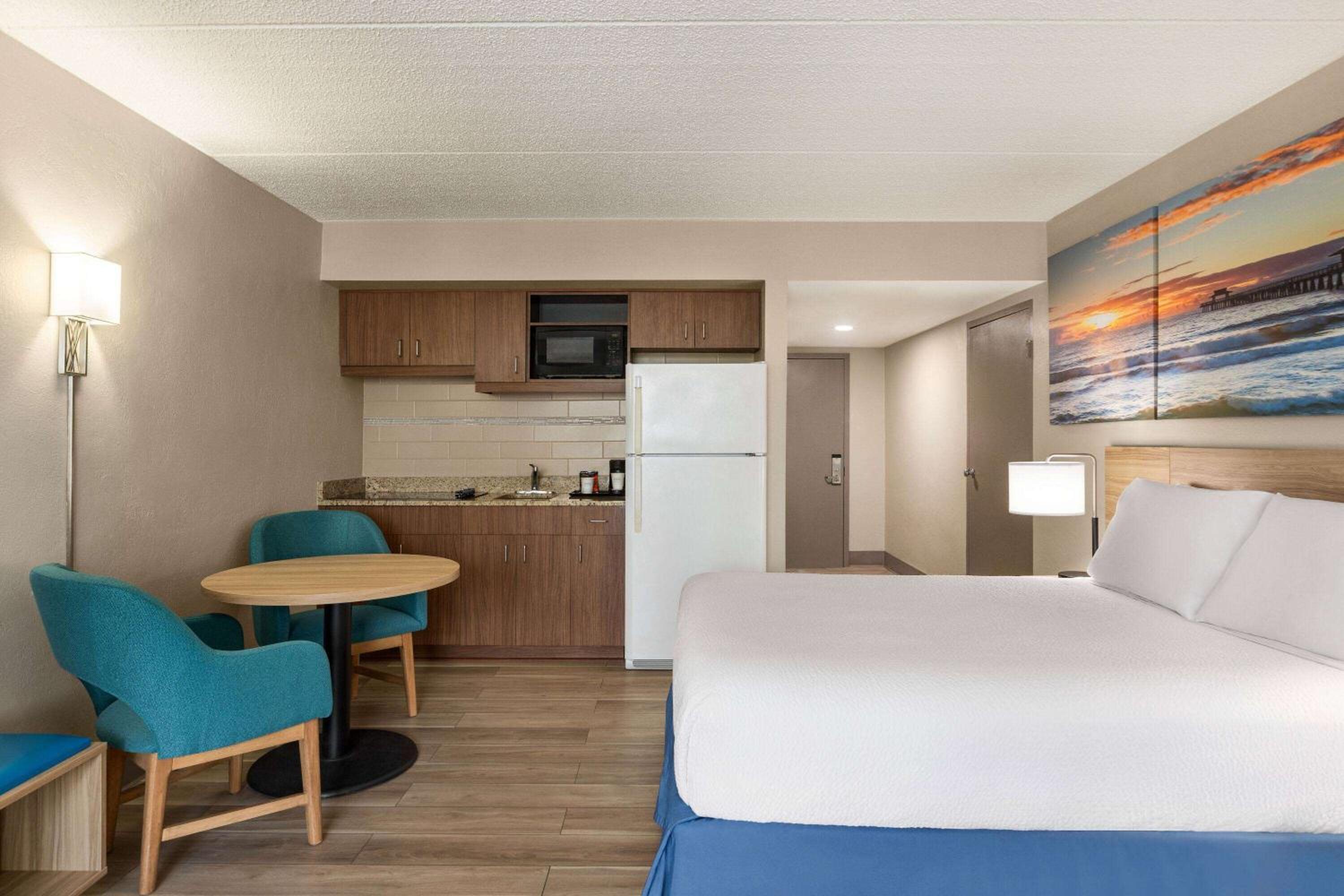 1 Queen Bed with Kitchen / Non-Smoking - Photo 4