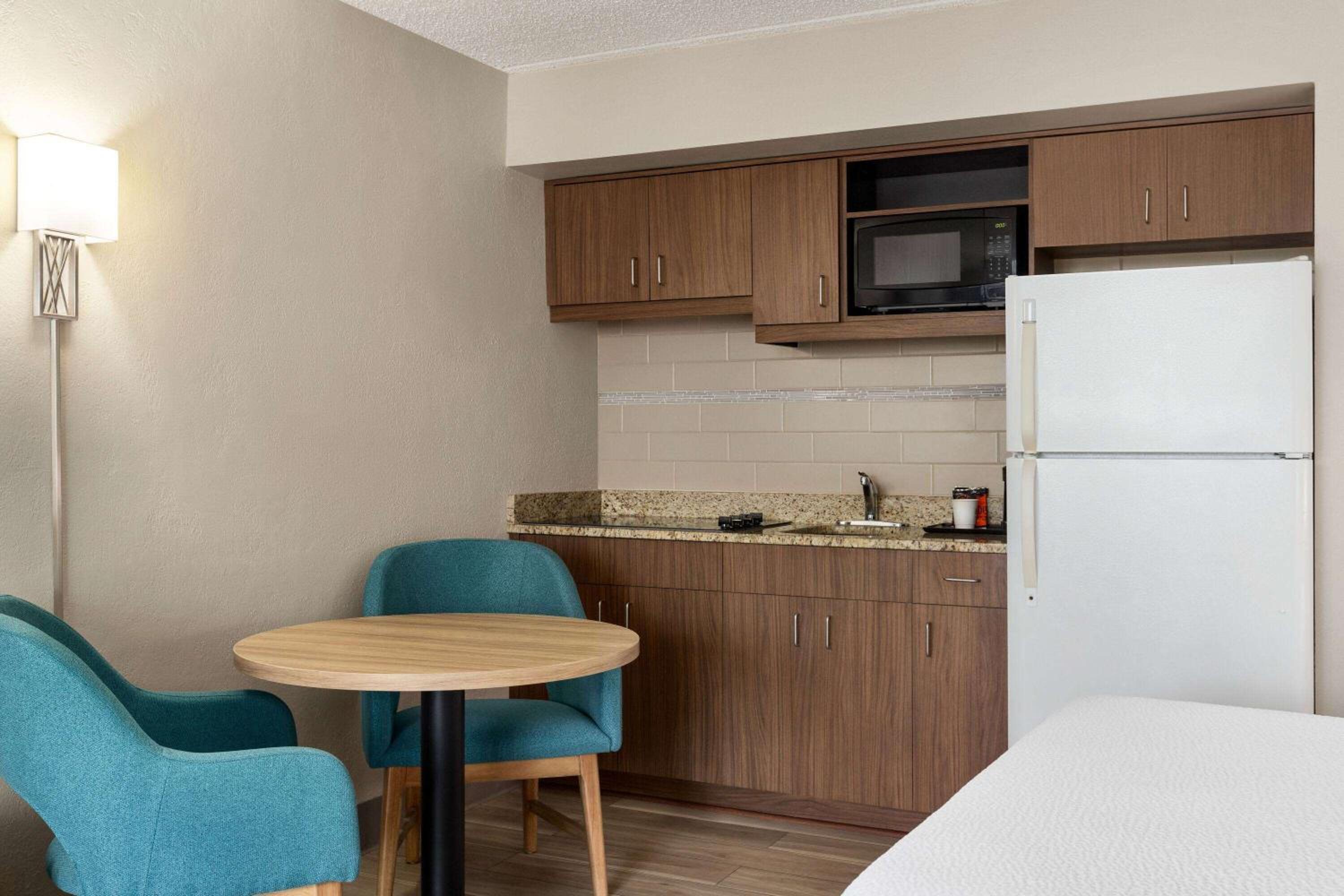 2 Queen Bed with Kitchen / Non-Smoking - Photo 2