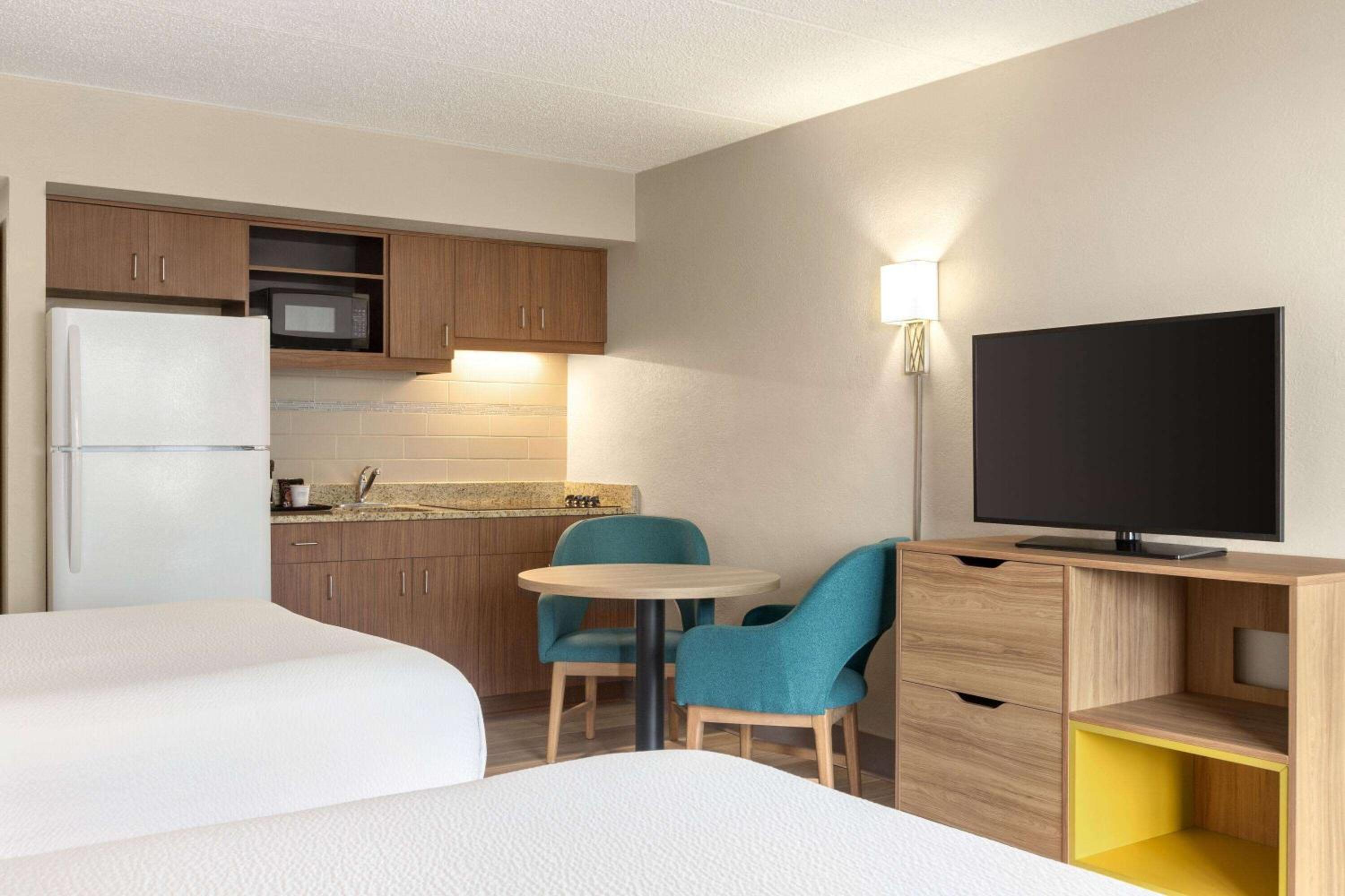 2 Queen Bed with Kitchen / Non-Smoking - Photo 5
