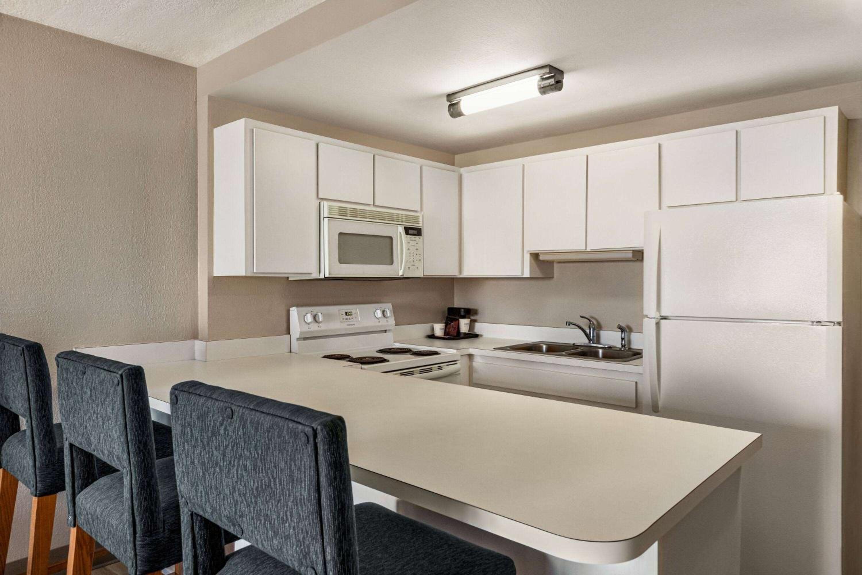 1 Bedroom Suite with 2 Queen Beds with Kitchen