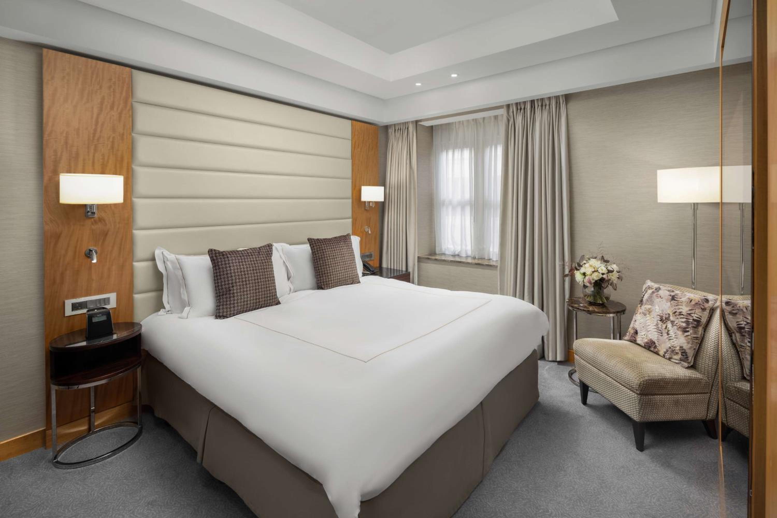 Superior King Room thumbnail 6
