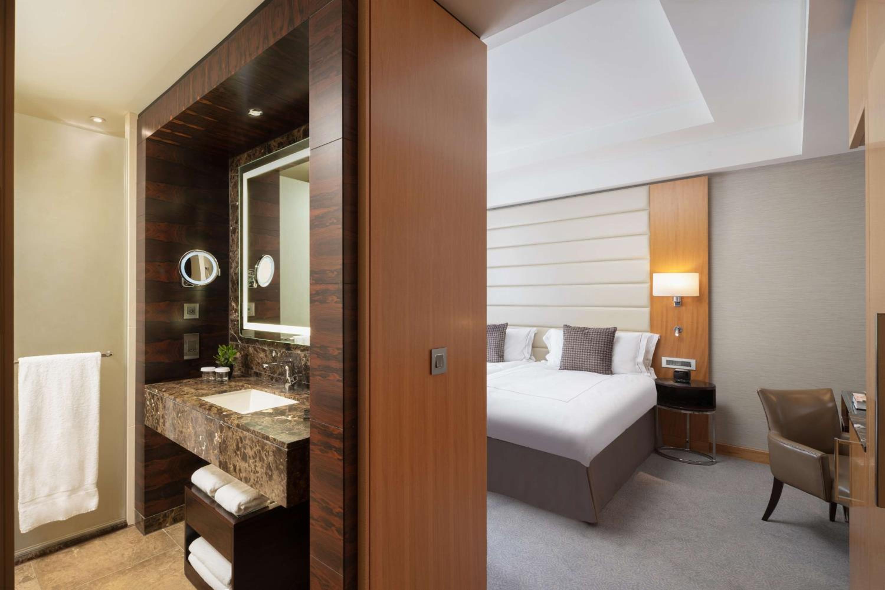 Deluxe Twin Room thumbnail 5