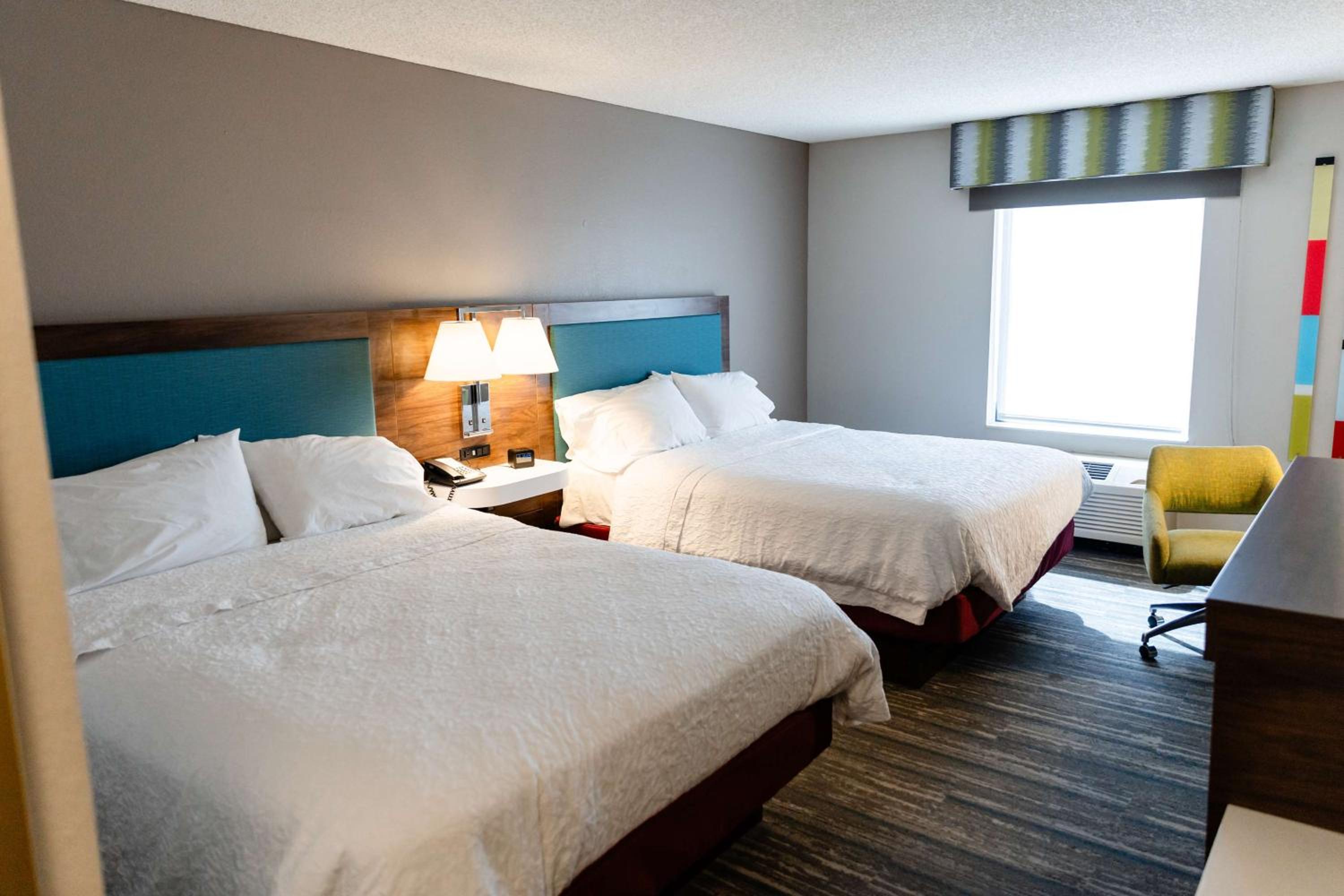 Room with Two Queen Beds - Non-Smoking - Photo 7