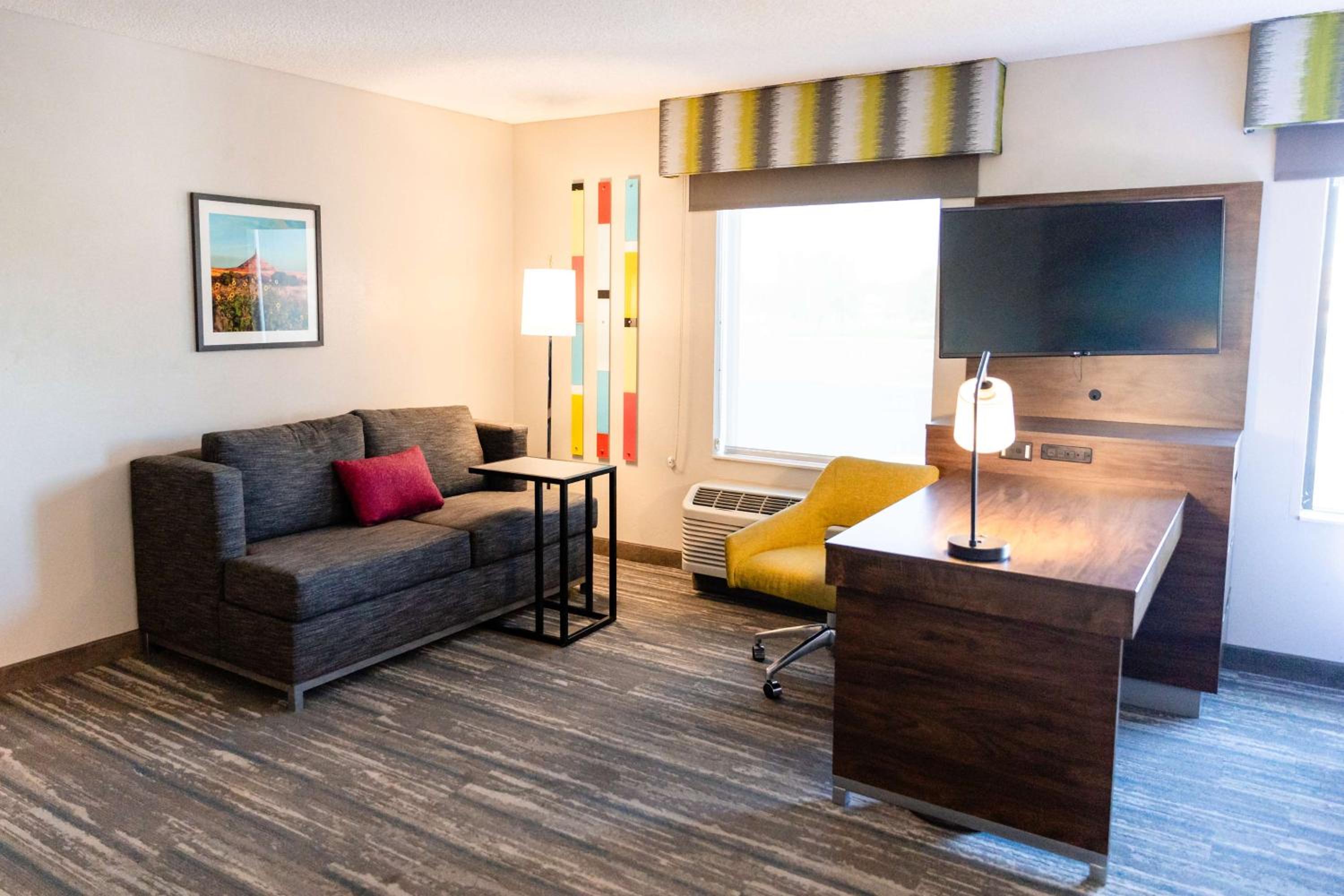 Studio Suite with Two Queen Beds and Kitchenette - Non-Smoking - Photo 5