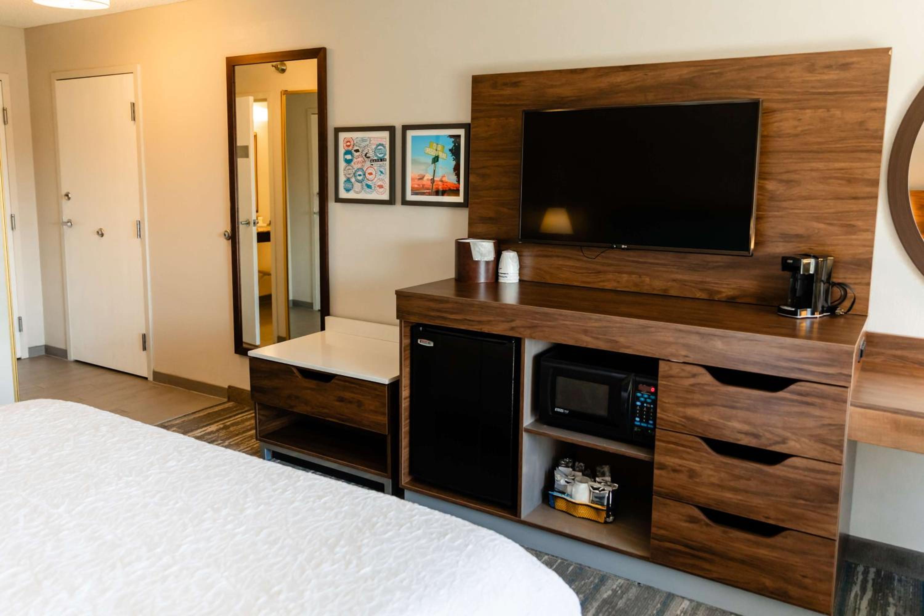 King Room with King Bed - Non-Smoking - Photo 1