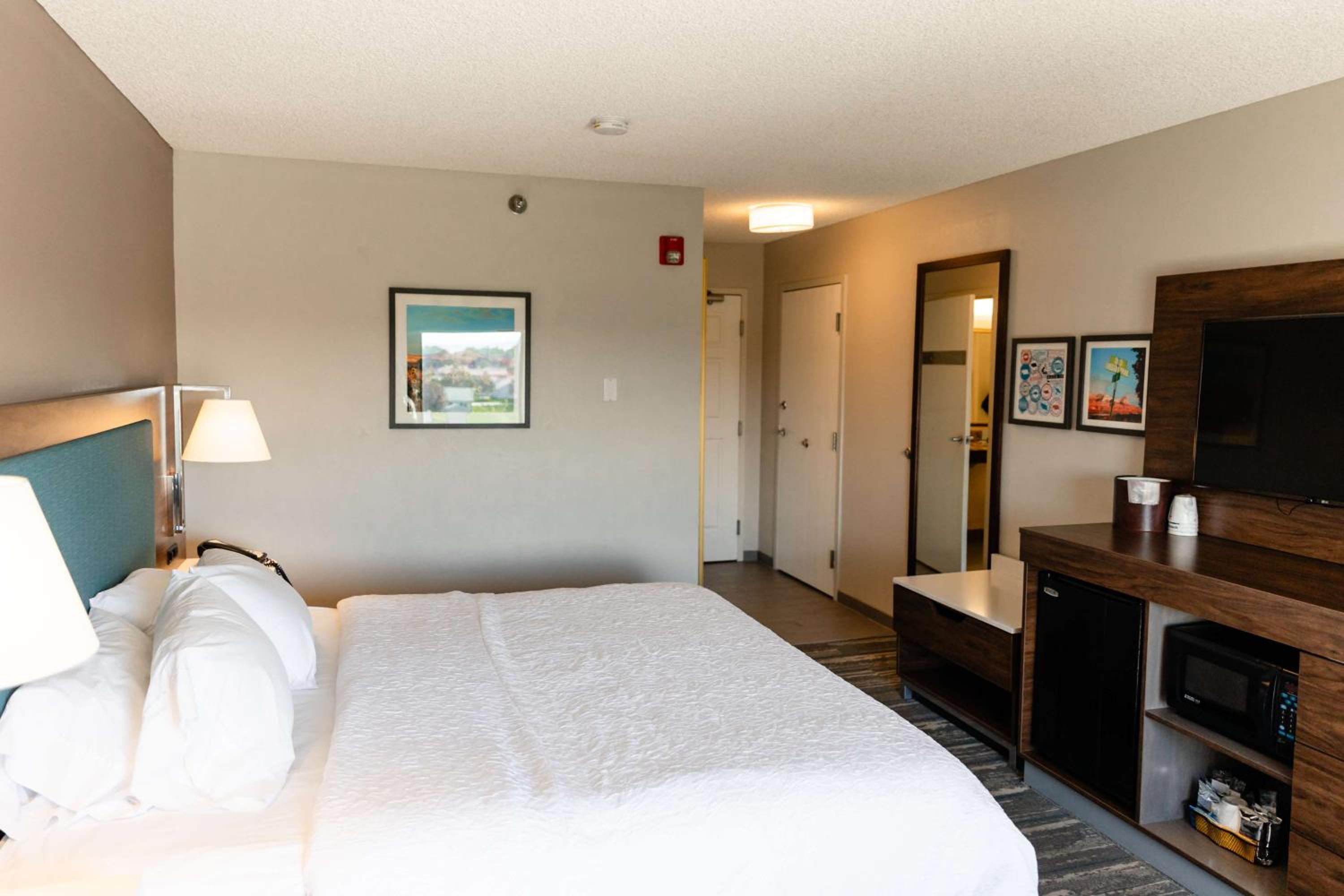 King Room with King Bed - Non-Smoking - Photo 2
